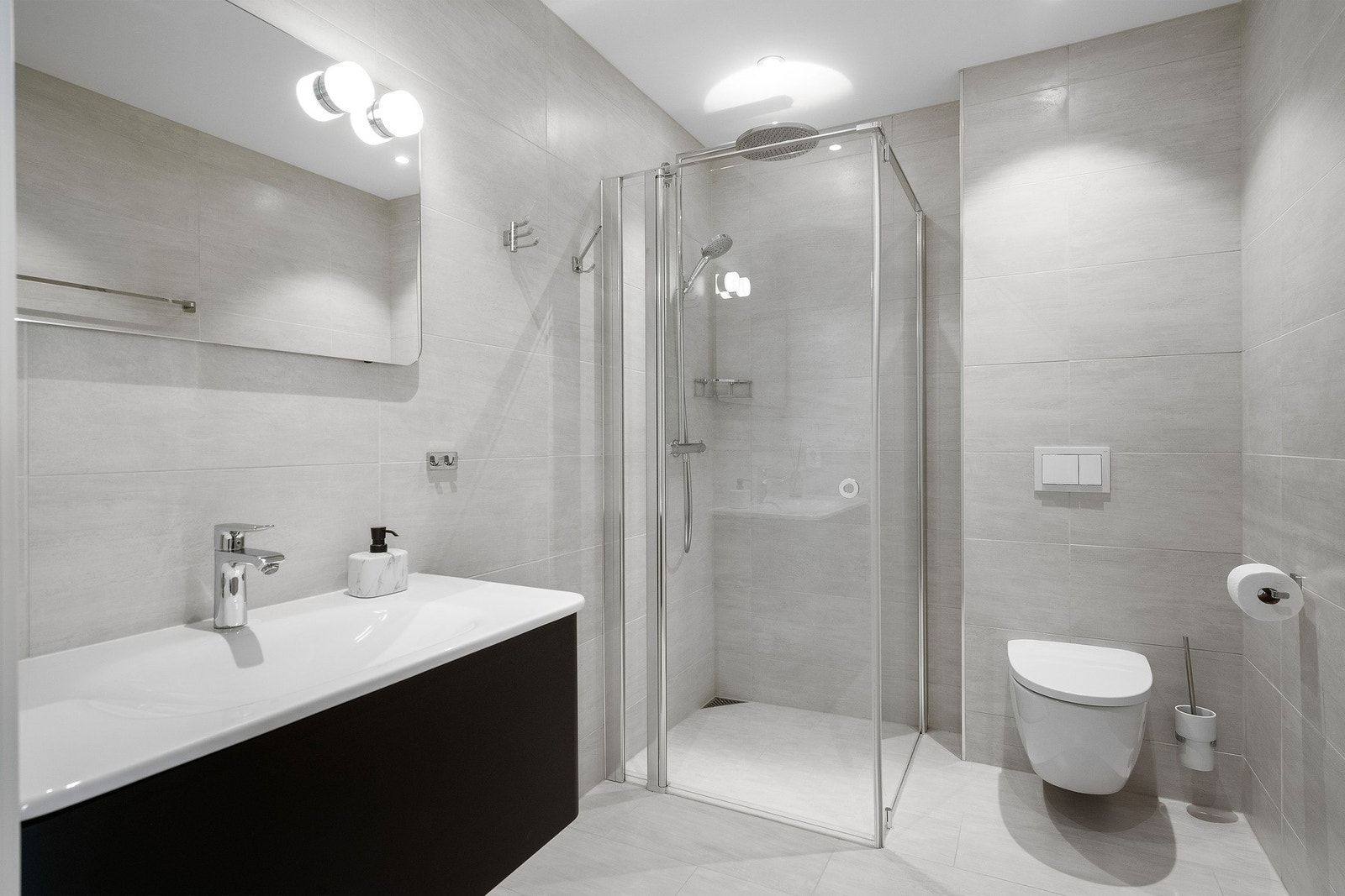 Lekkert helflislagt bad med dusjhjørne. Galleribilde