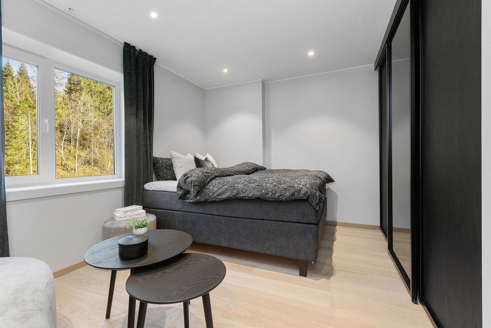 Soverom 2 har romslig garderobe og god plass til lese krok eller skrivebord Galleribilde