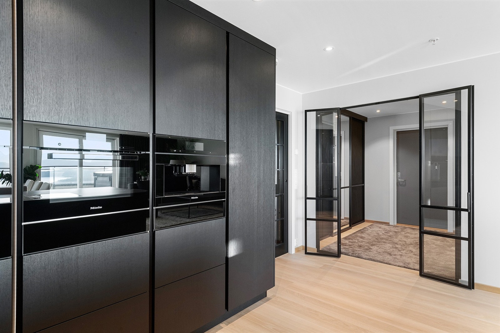 Integrert oppvaskmaskin, kjøl-/fryseskap, komfyr, platetopp med integrert avtrekk og microbølge/ dampovn medfølger. Galleribilde