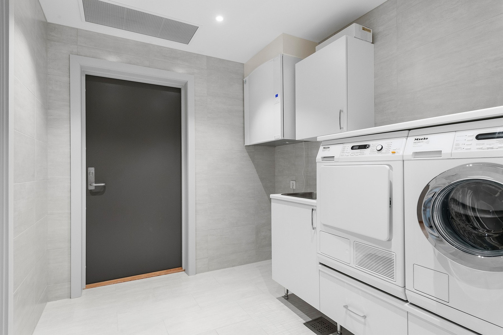 Praktisk flislagt vaskerom Galleribilde