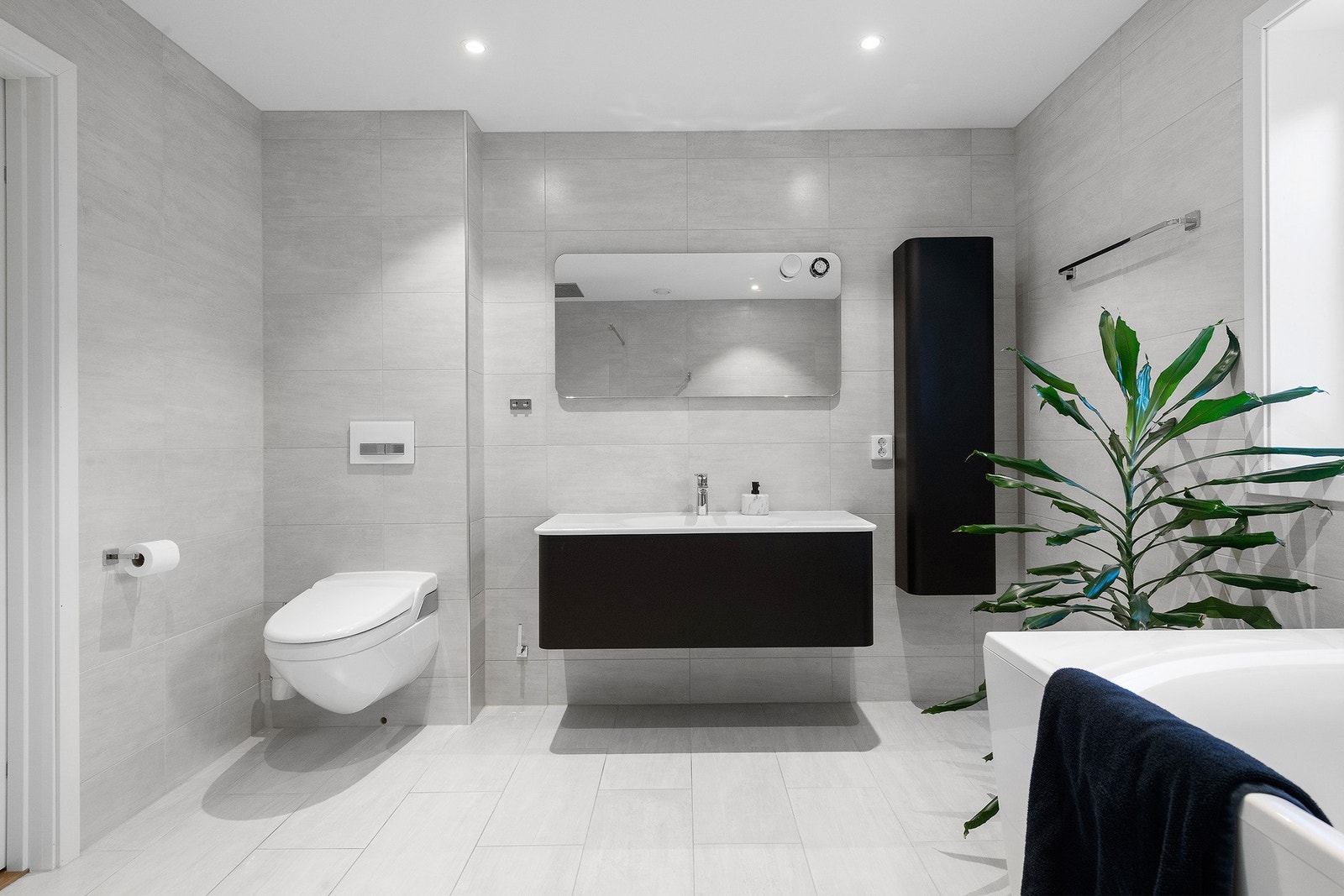 Begge badene er flislagt med vannbåren varme i gulv. Galleribilde