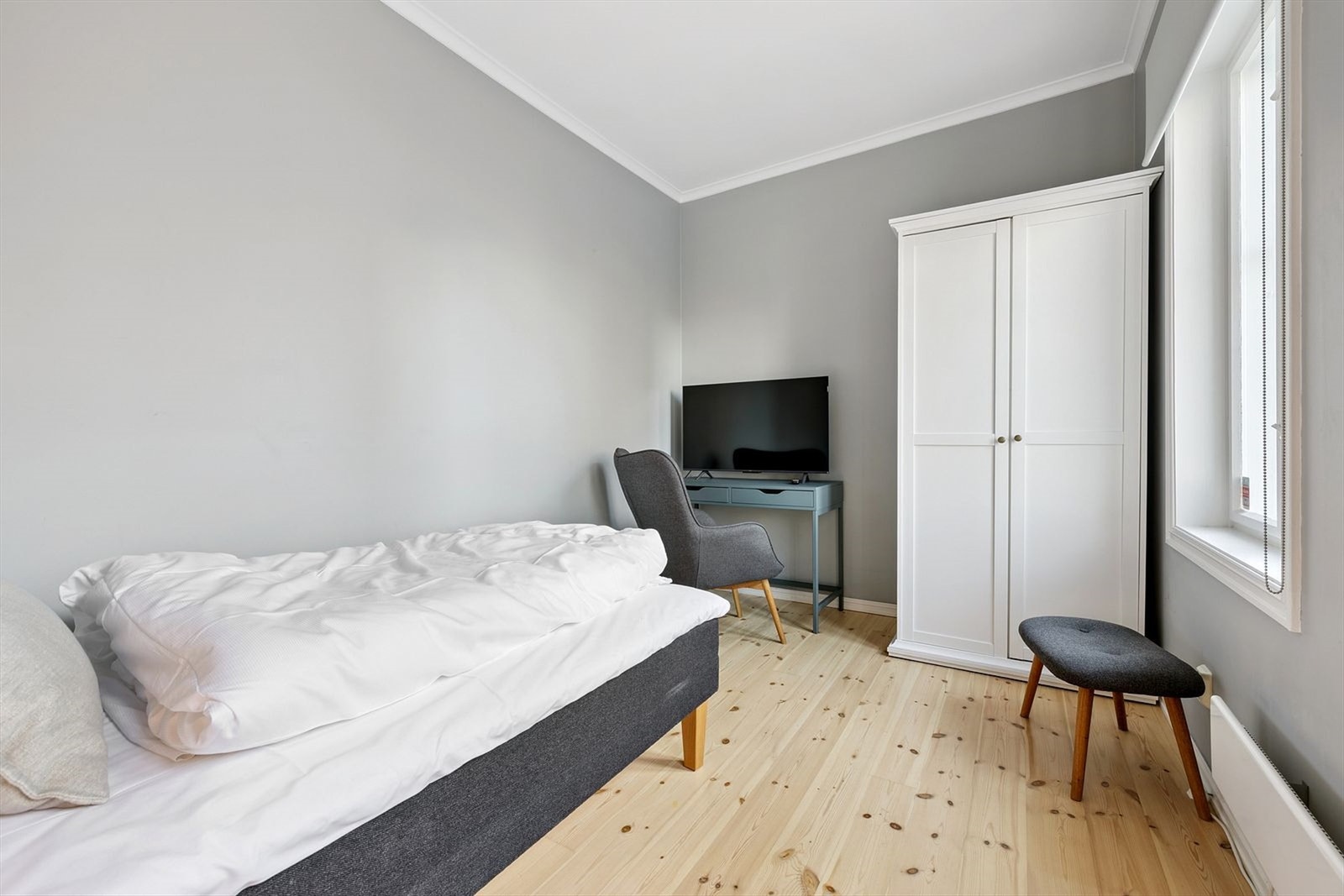 Boligen soverom er av god størrelse med medfølgende klesskap Galleribilde