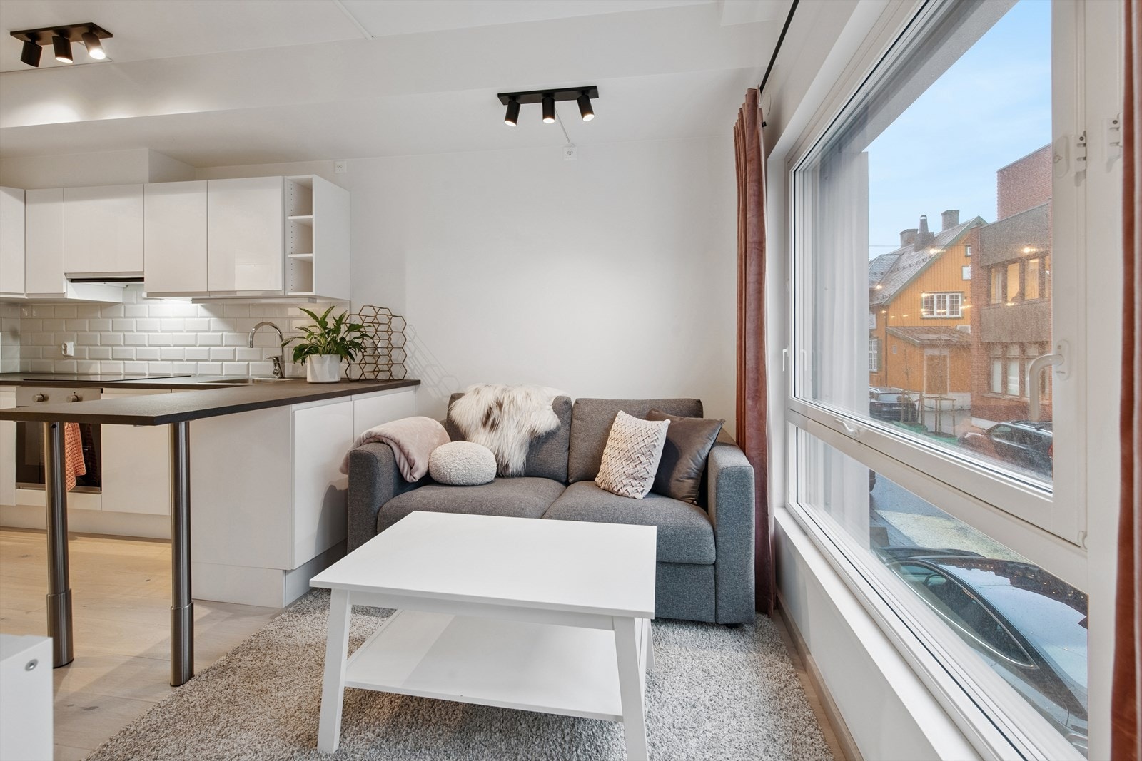 Det er slette malte vegger og tak, og listefritt rundt vinduer. Galleribilde