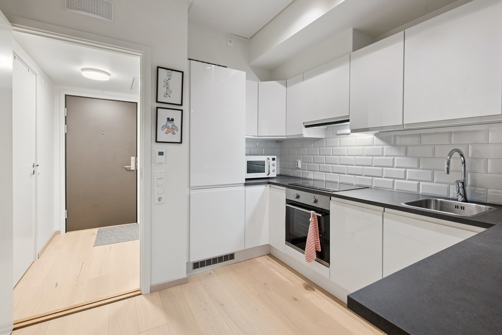 Det er integrert platetopp, stekeovn, oppvaskmaskin og kjøle/fryseskap. Galleribilde