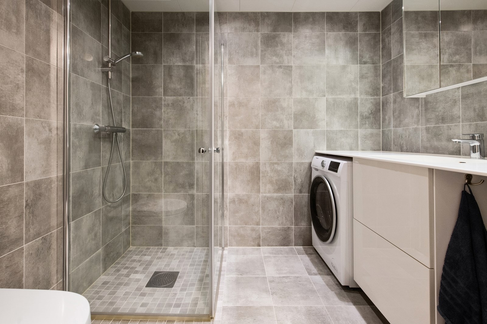 Romslig og lekkert bad med pass til vaskemaskin. Galleribilde