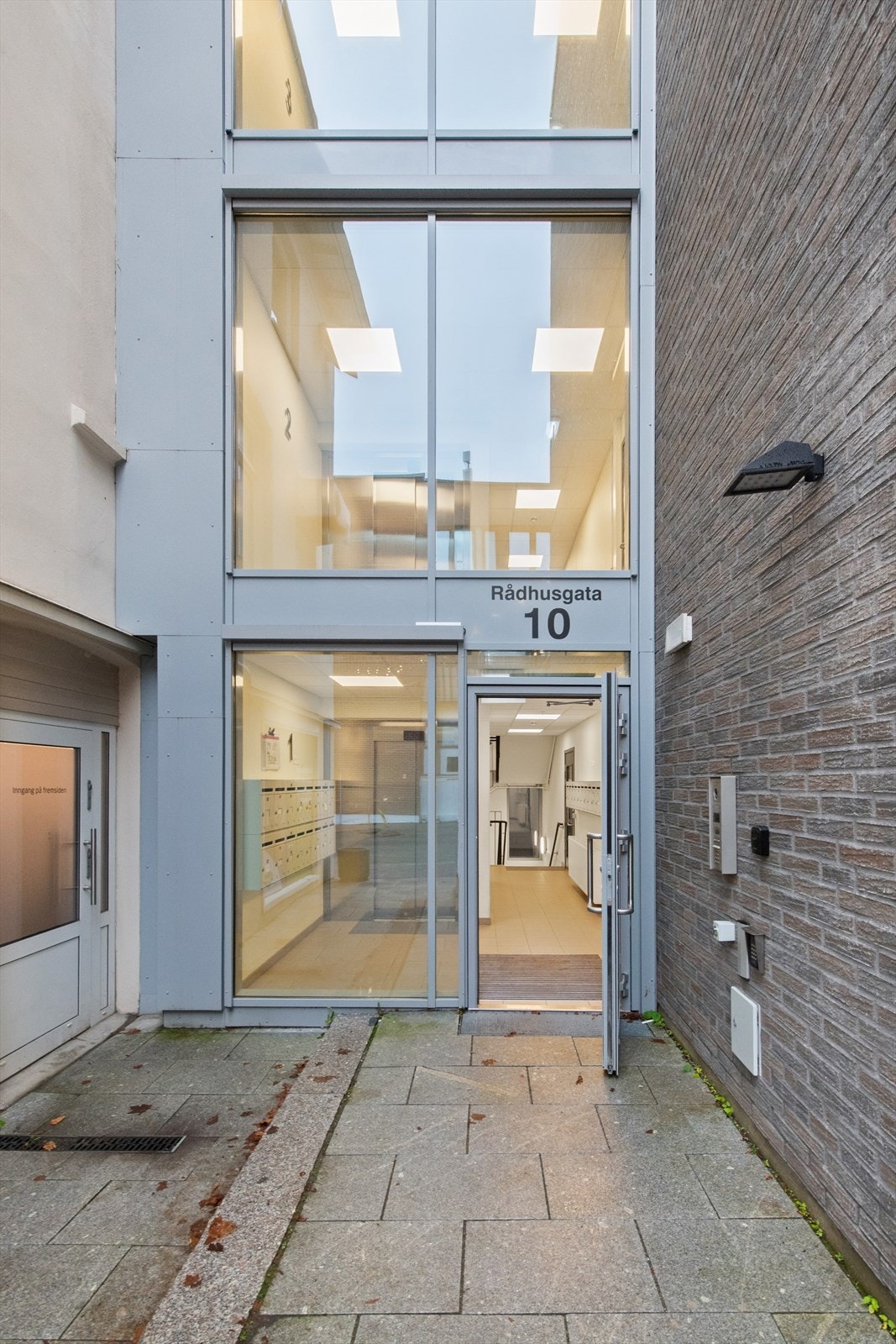 Det er heis i bygget, og felles sykkelbod ifbm. inngangspartiet. Galleribilde