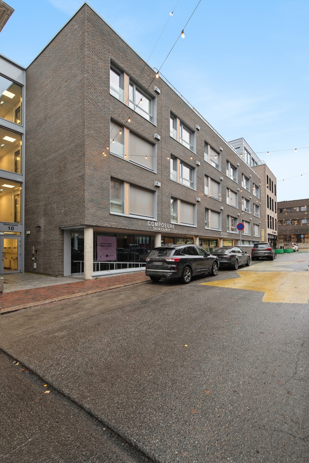 Leiligheten ligger i 2. etasje i Rådhusgata 10, et nyere boligkompleks midt i hjertet av Kongsvinger sentrum. Galleribilde