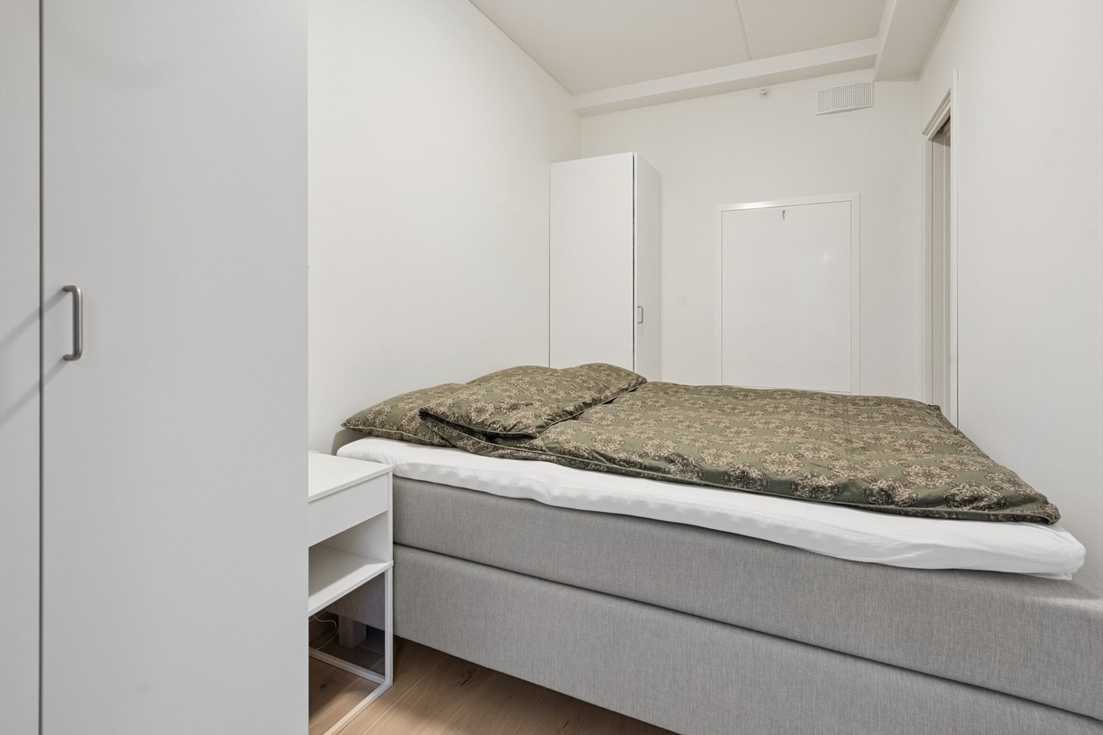 Soverom med plass til stor dobbeltseng og med to garderobeskap. Galleribilde