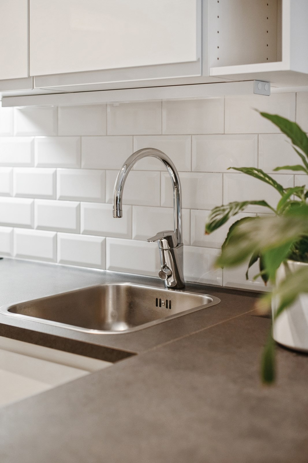 Fliser mellom benk og overskap. Galleribilde