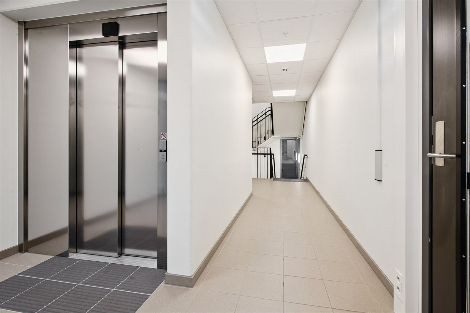 Praktisk med heis. Til leiligheten medfølger også en sportsbod i kjeller. Galleribilde