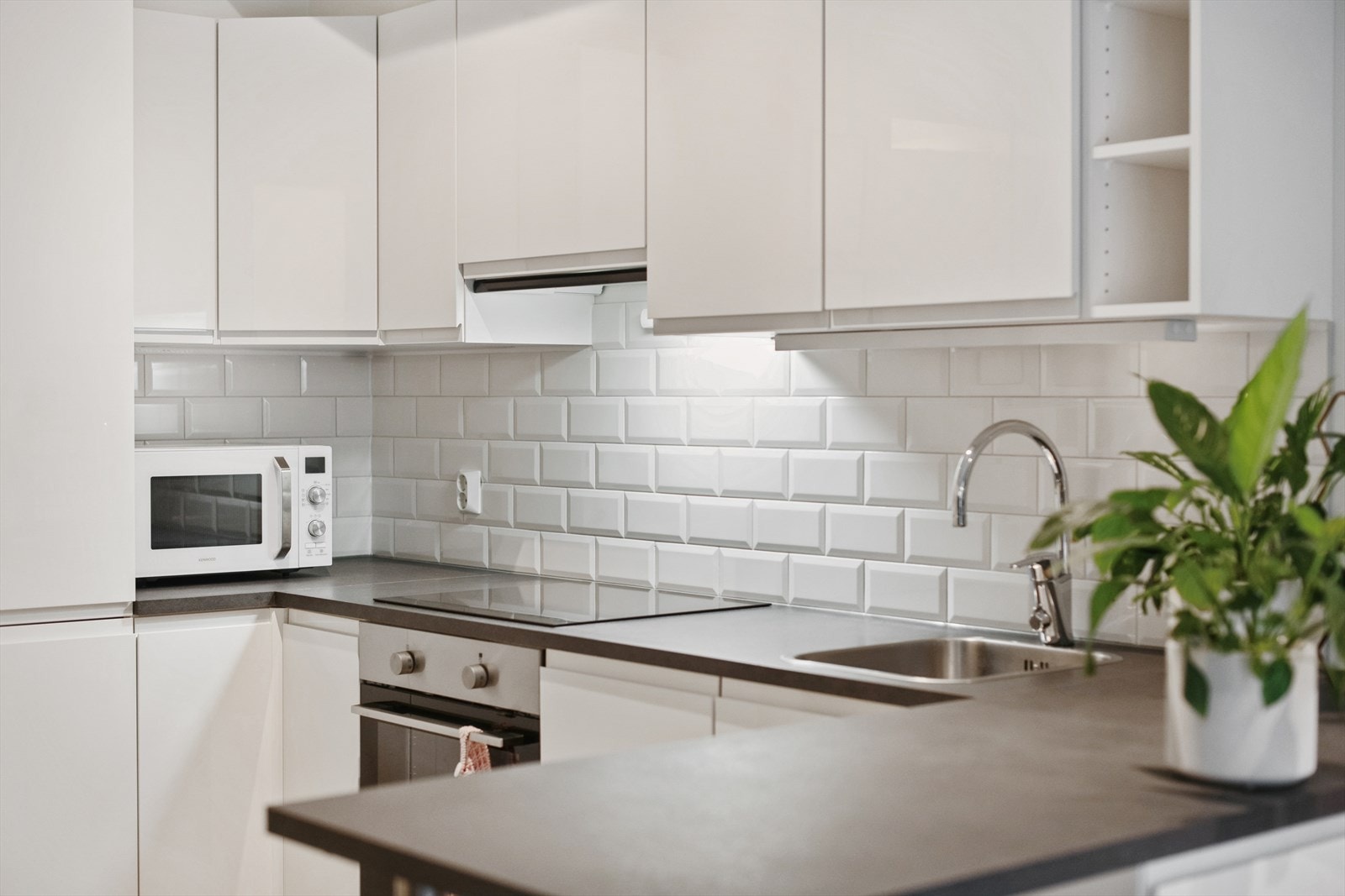 Stilfull kjøkkeninnredning fra HTH m/halvøy. Galleribilde