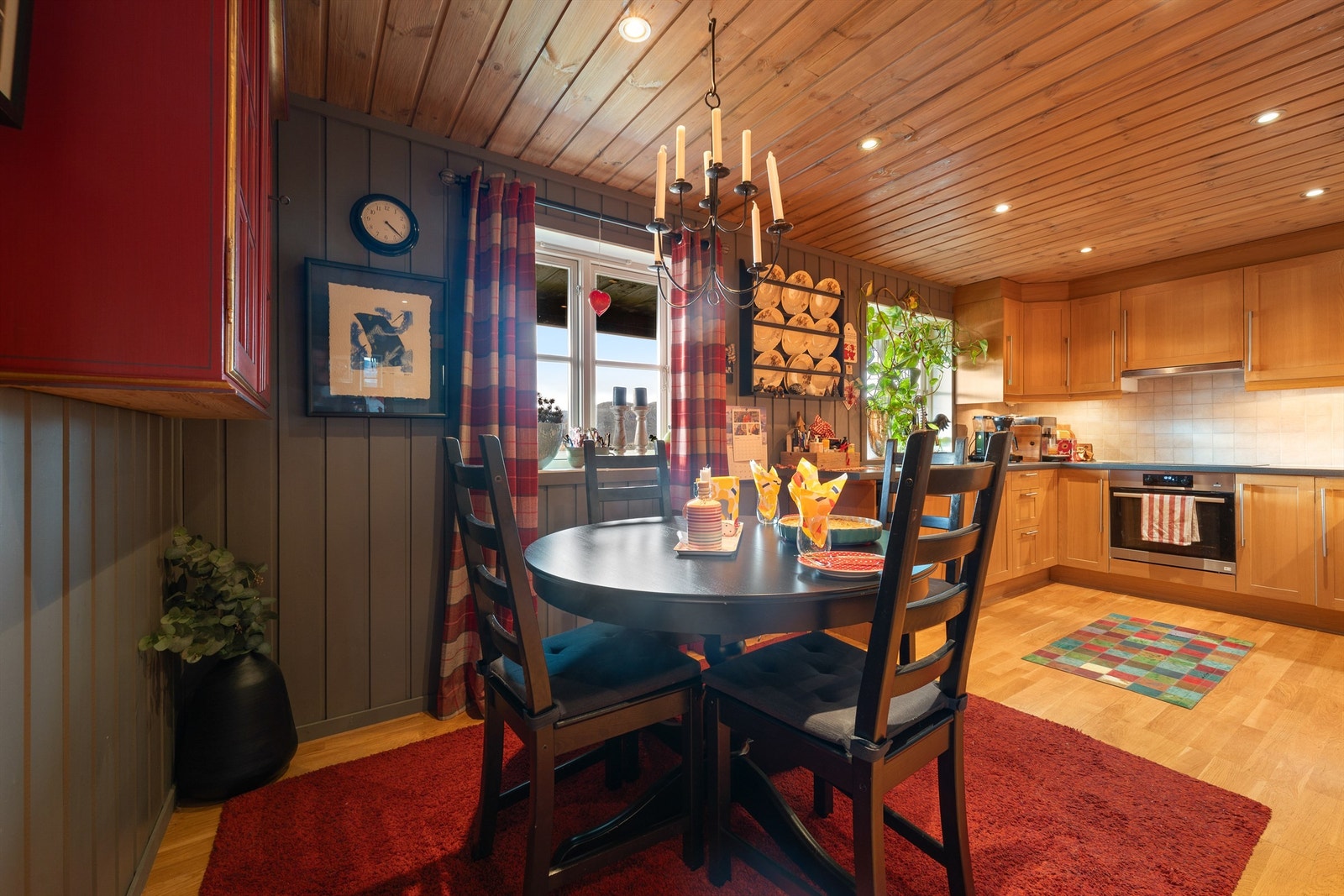 Spiseplassen på kjøkkenet. Galleribilde