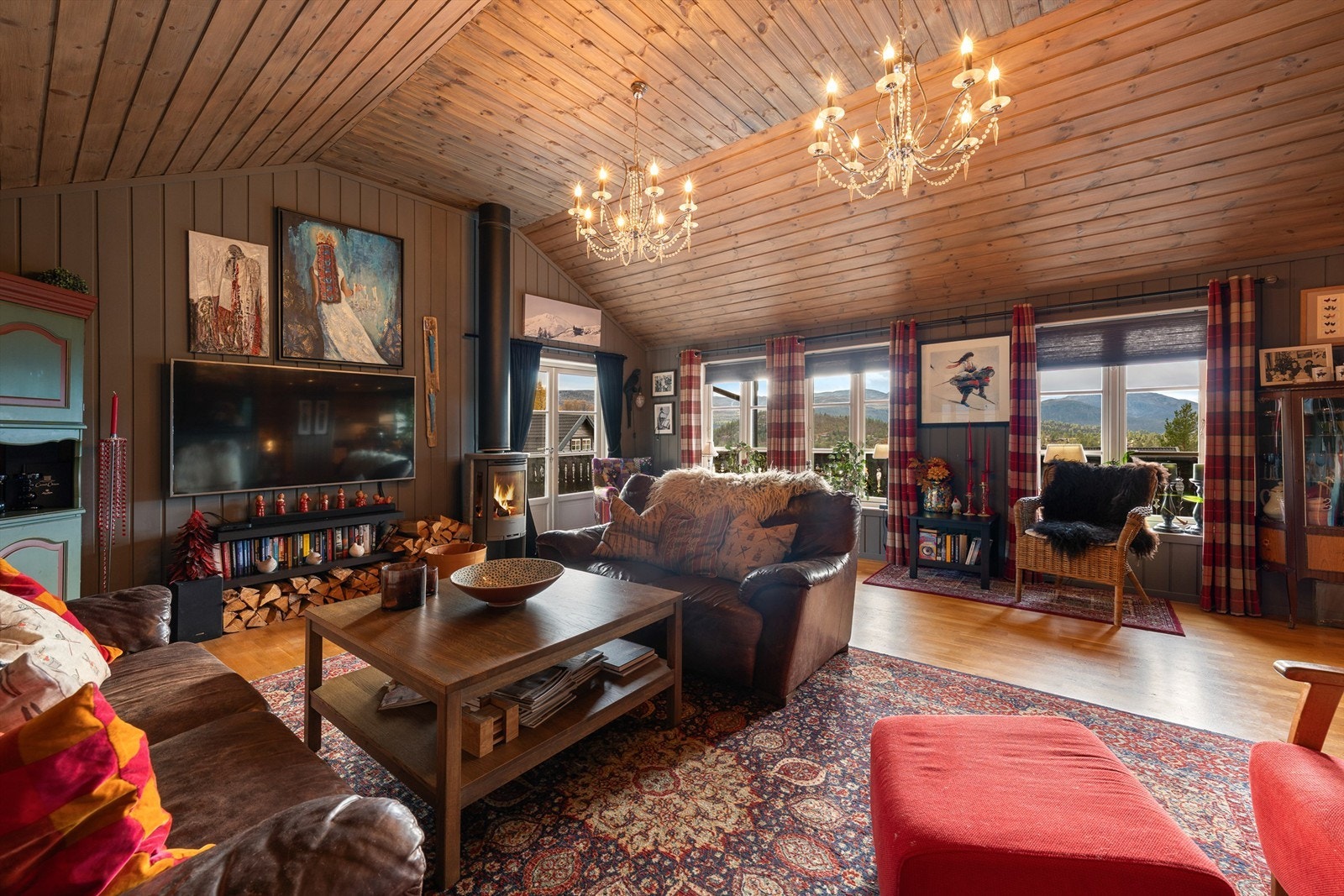 Flott utsikt fra stuen mot Hartevann og Otrosåsen. God takhøyde. Galleribilde