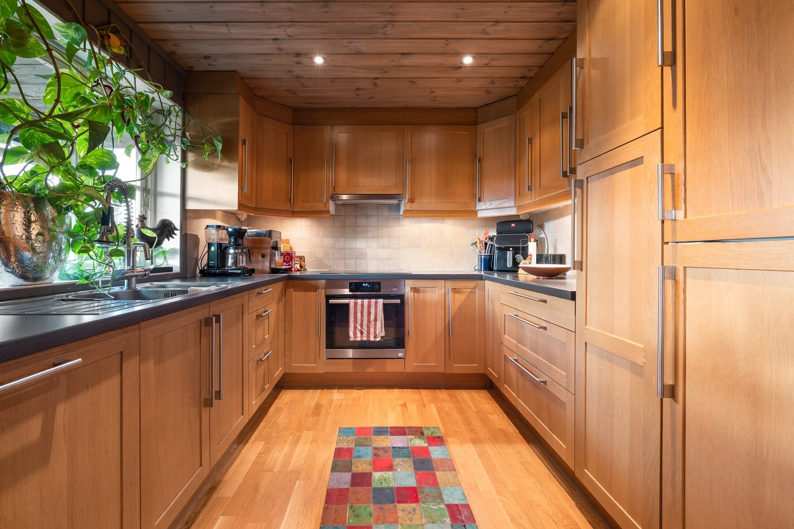 Kjøkkenet har godt med skap og benkplass. Integrerte hvitevarer. Galleribilde