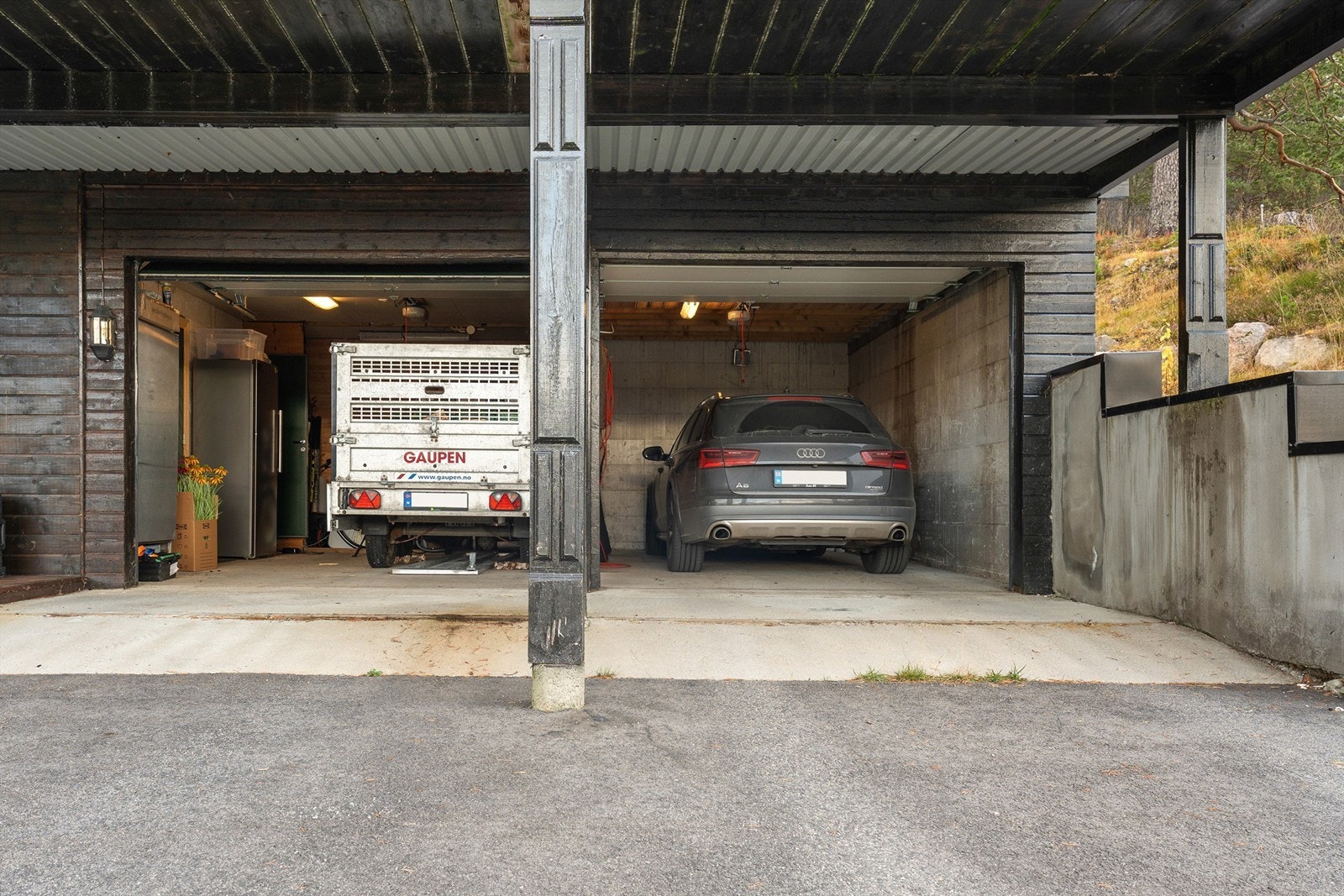 Dobbel garasje med inngang til huset. Galleribilde