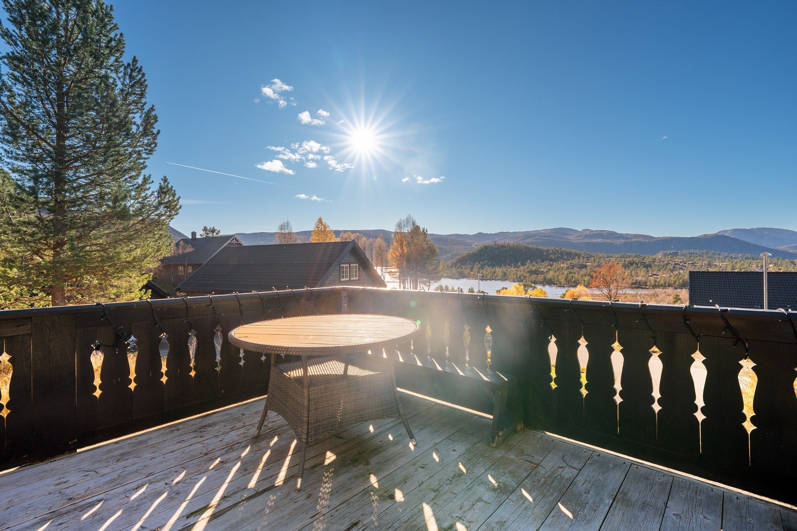 Solrik terrasse med utsikt. Galleribilde