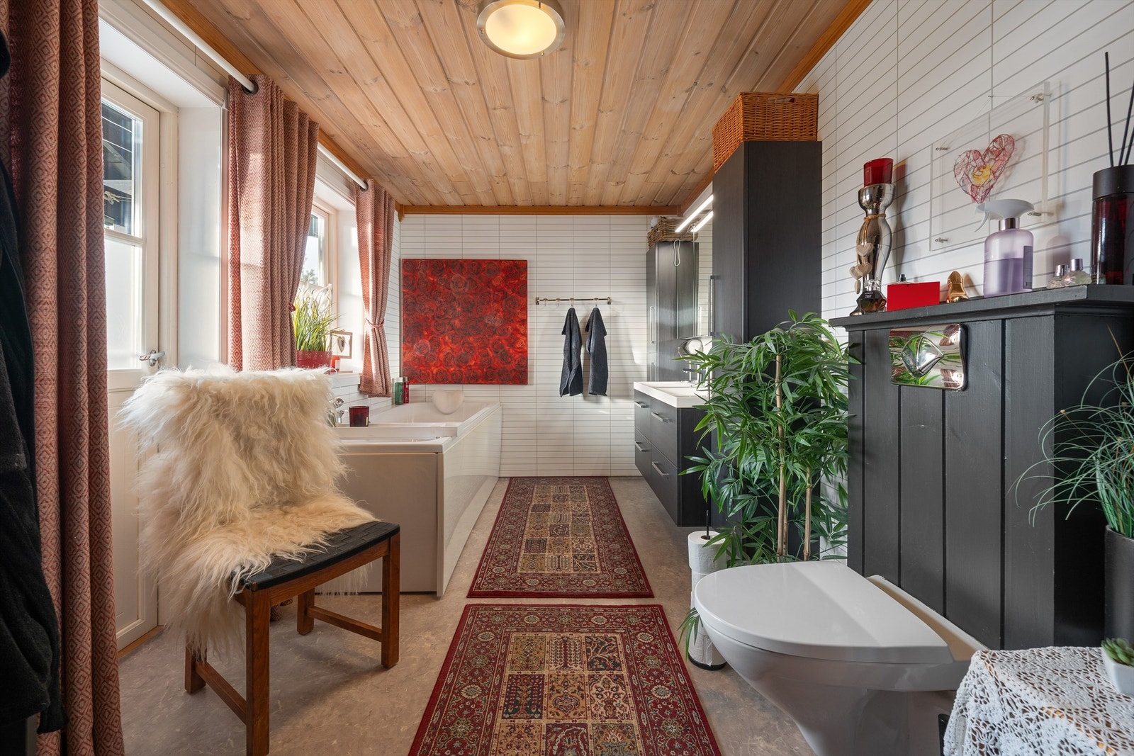 Bad i 2. etg. med varmekabler, dusjkabinett, vegghengt wc og badekar. Dobbel servant med skuffer under, overskap og 2 høyskap. Galleribilde