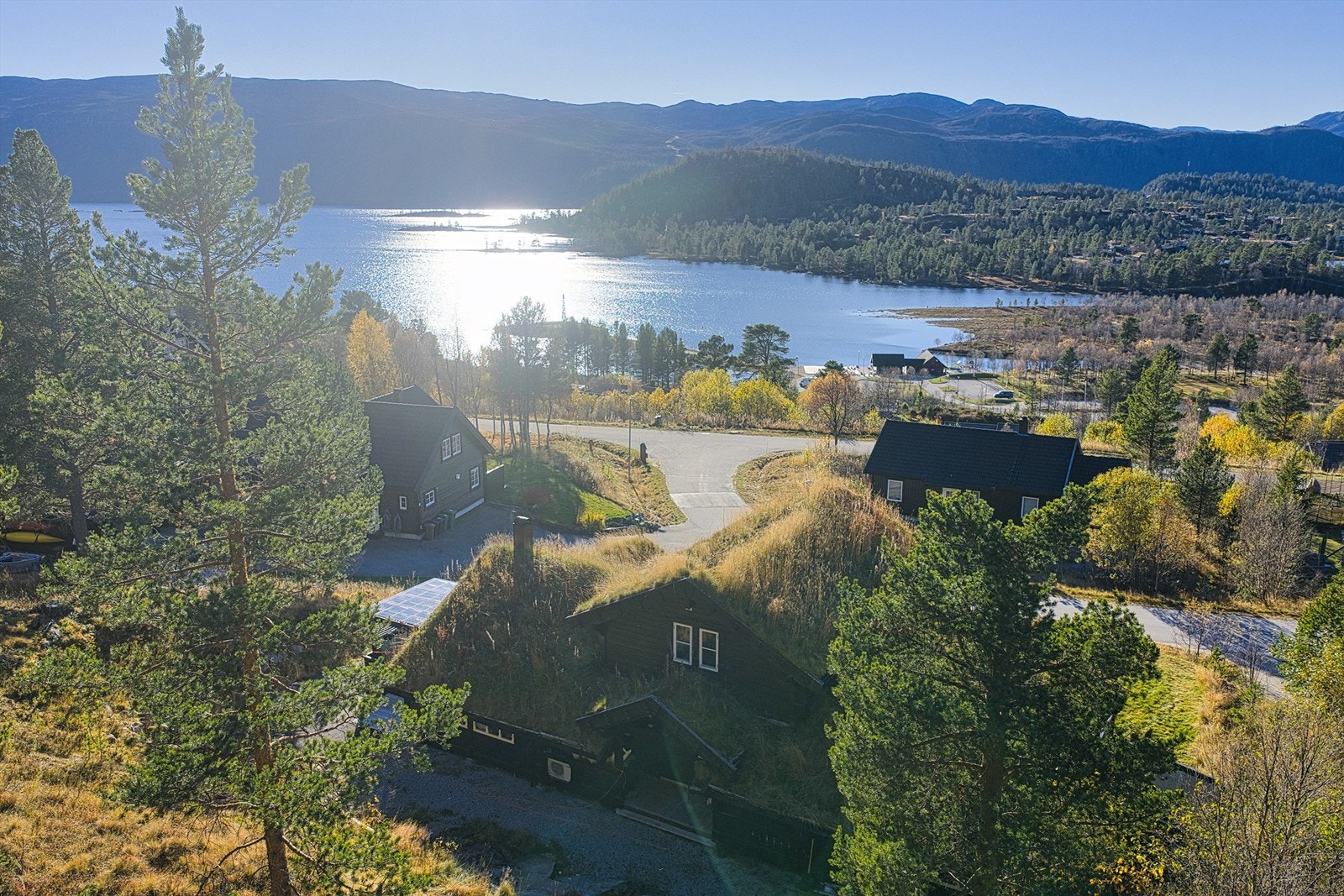 Flott utsikt fra stue, kjøkken, loftstue , bad og soverom. Galleribilde
