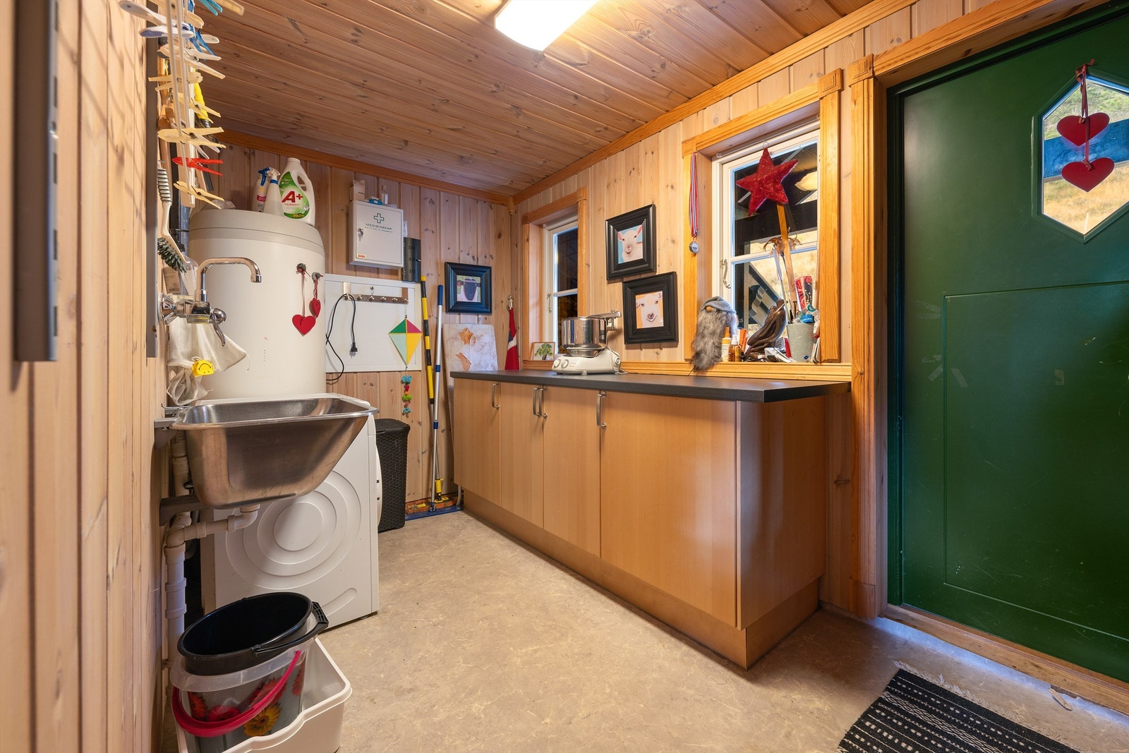 Vaskerom med utgang til svalegang, bod og hage. Galleribilde