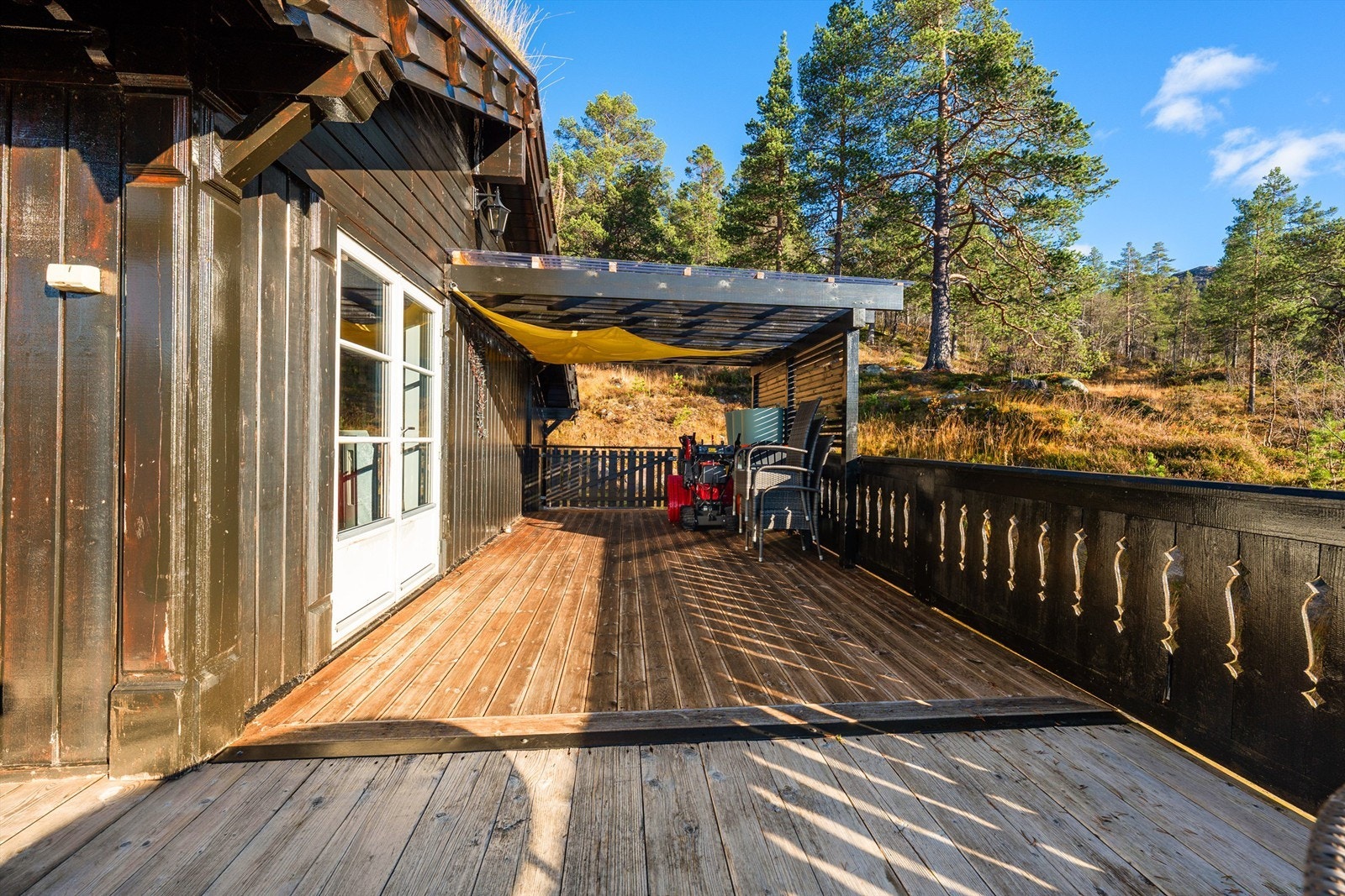 Stor veranda med pergola. Galleribilde