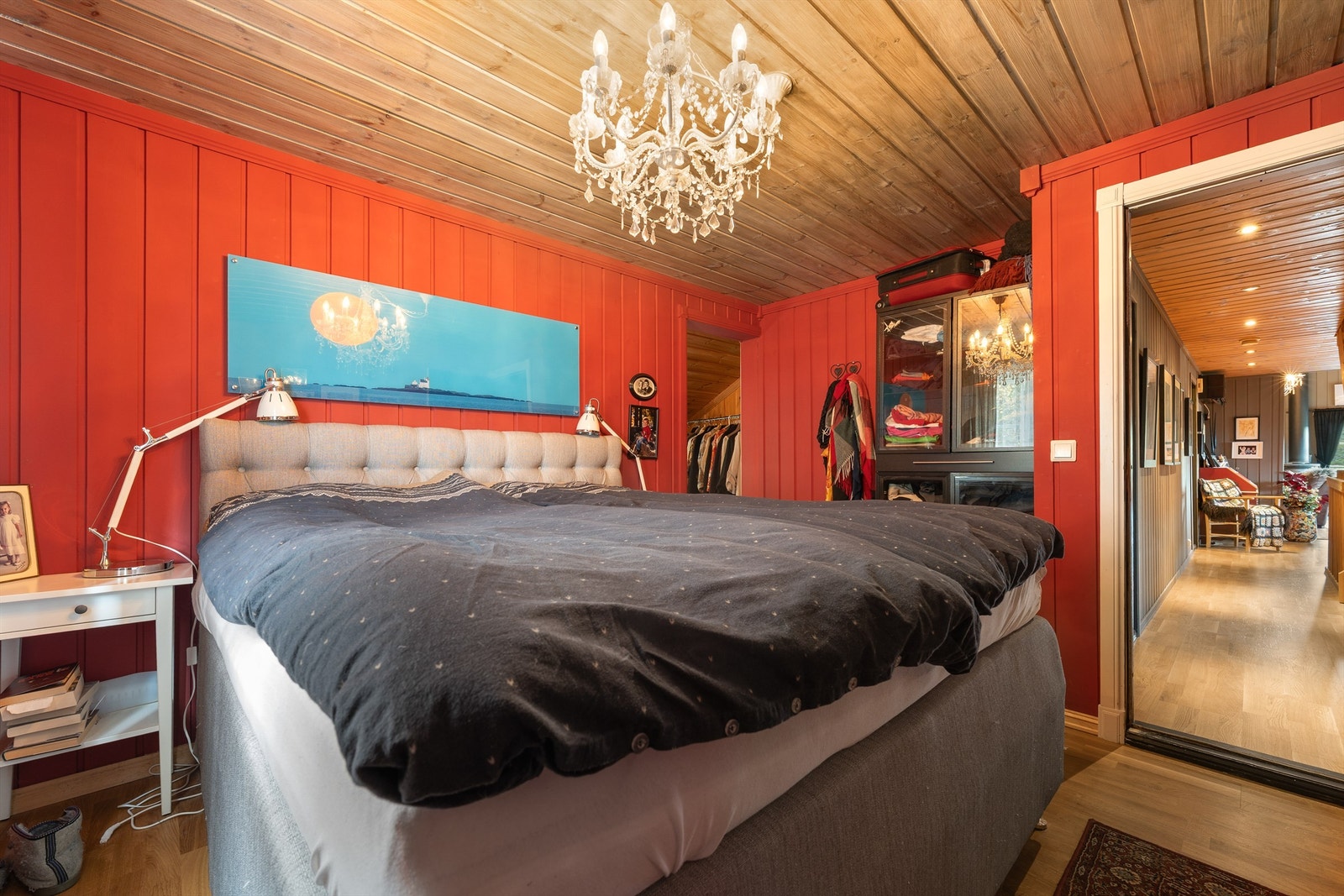 Soverom 2 i 2. etg. Inngang walk-inn garderobe. Galleribilde