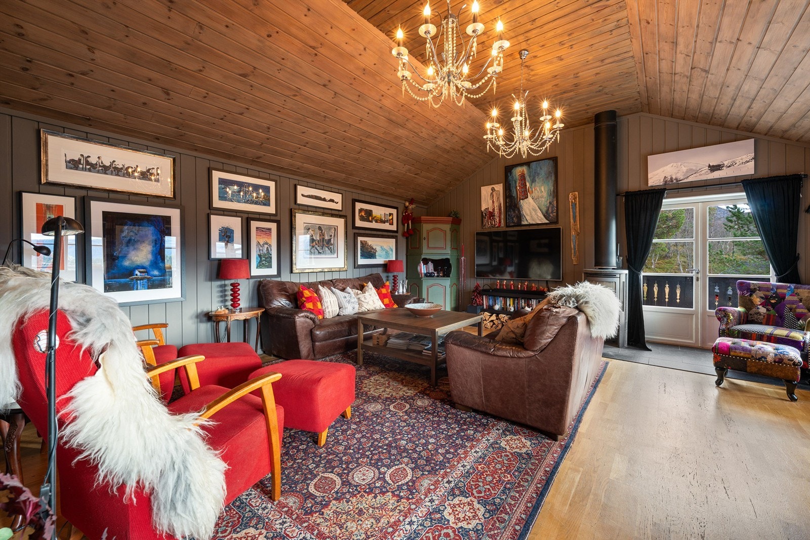 Stue med peisovn og utgang til solrik veranda. Galleribilde