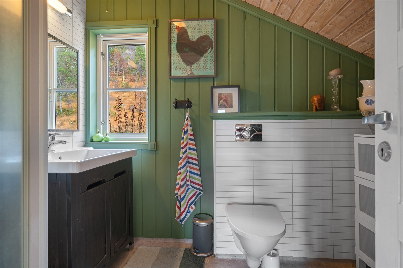 Bad i 3 etg Servant med skap, vegghengt toalett og dusjhjørne. Galleribilde