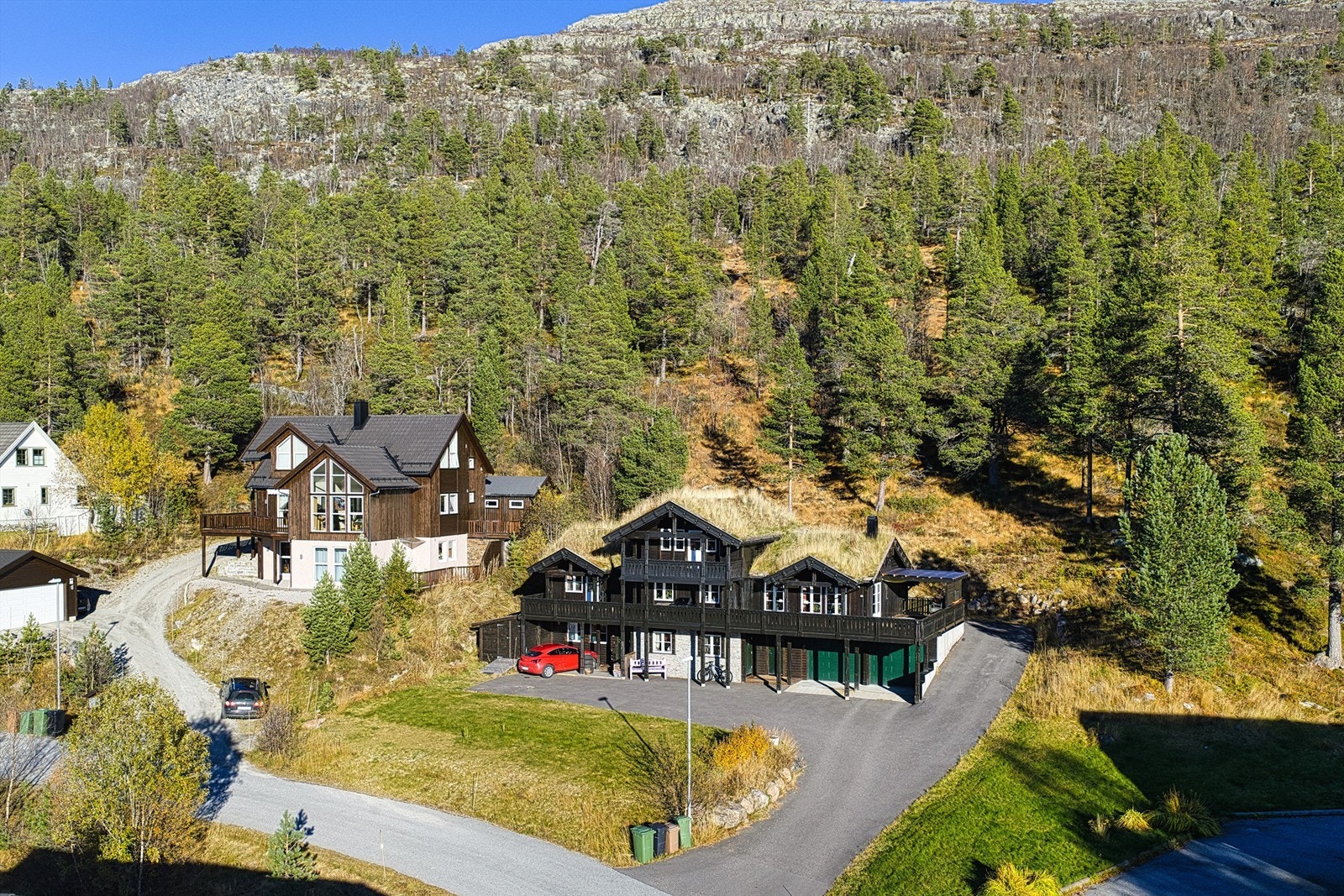 Asfaltert innkjørsel hvor det er godt med parkering. Galleribilde