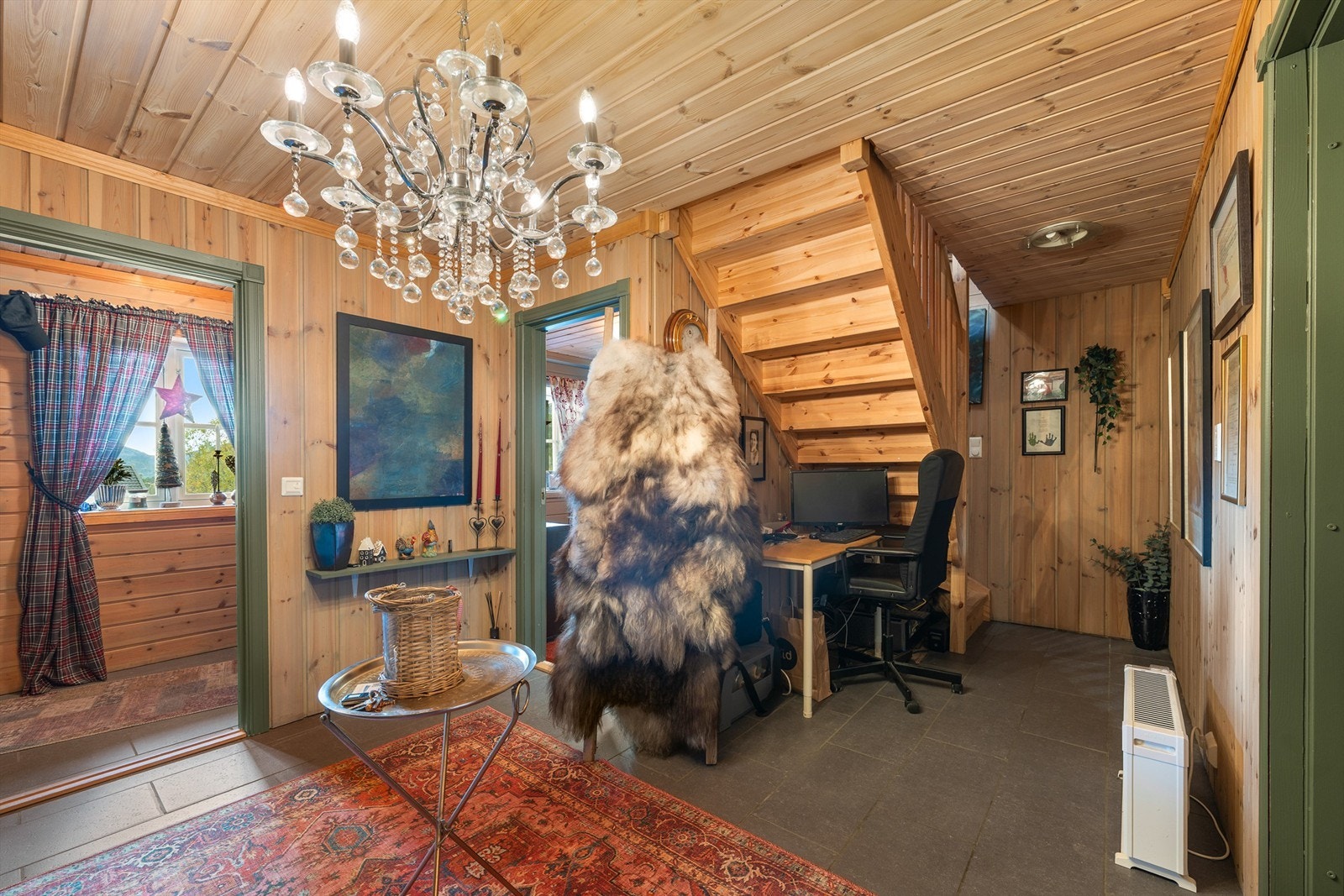 Velkommen inn til Jernvegen 35. Gang og hall. Galleribilde