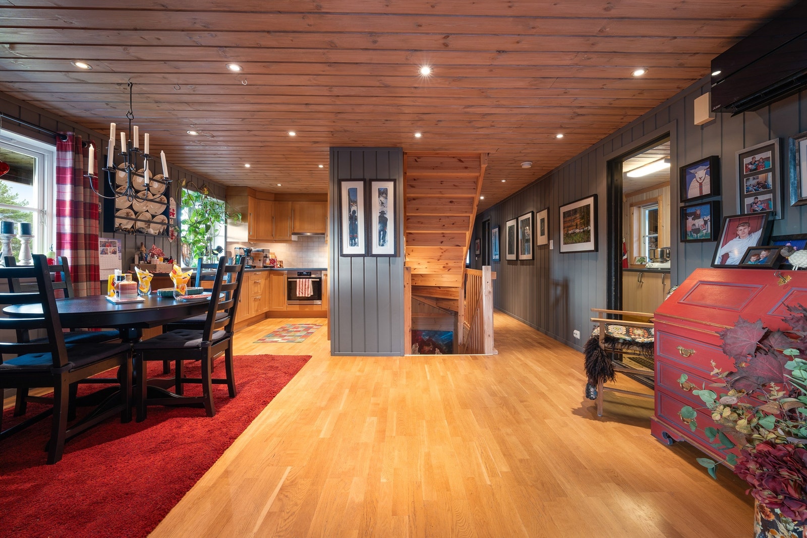 Kjøkken og gang inn til soverom og bad. Vaskerom til høyre. Galleribilde