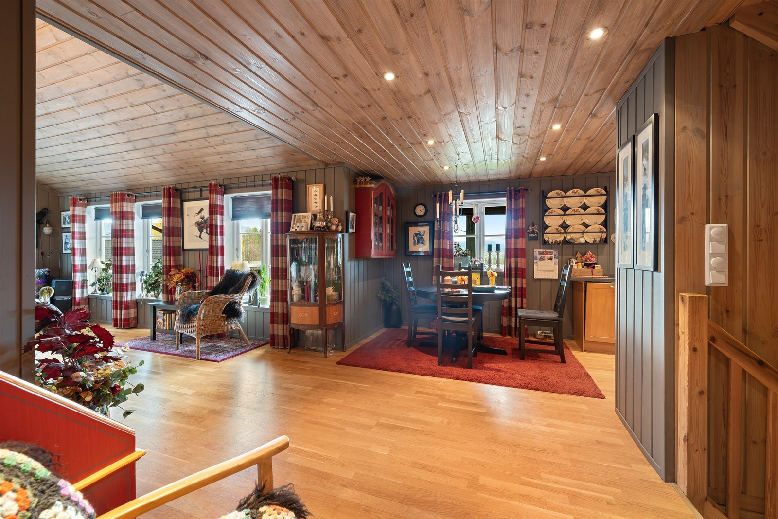 Spiseplassen på kjøkkenet. Stue til venstre. Galleribilde