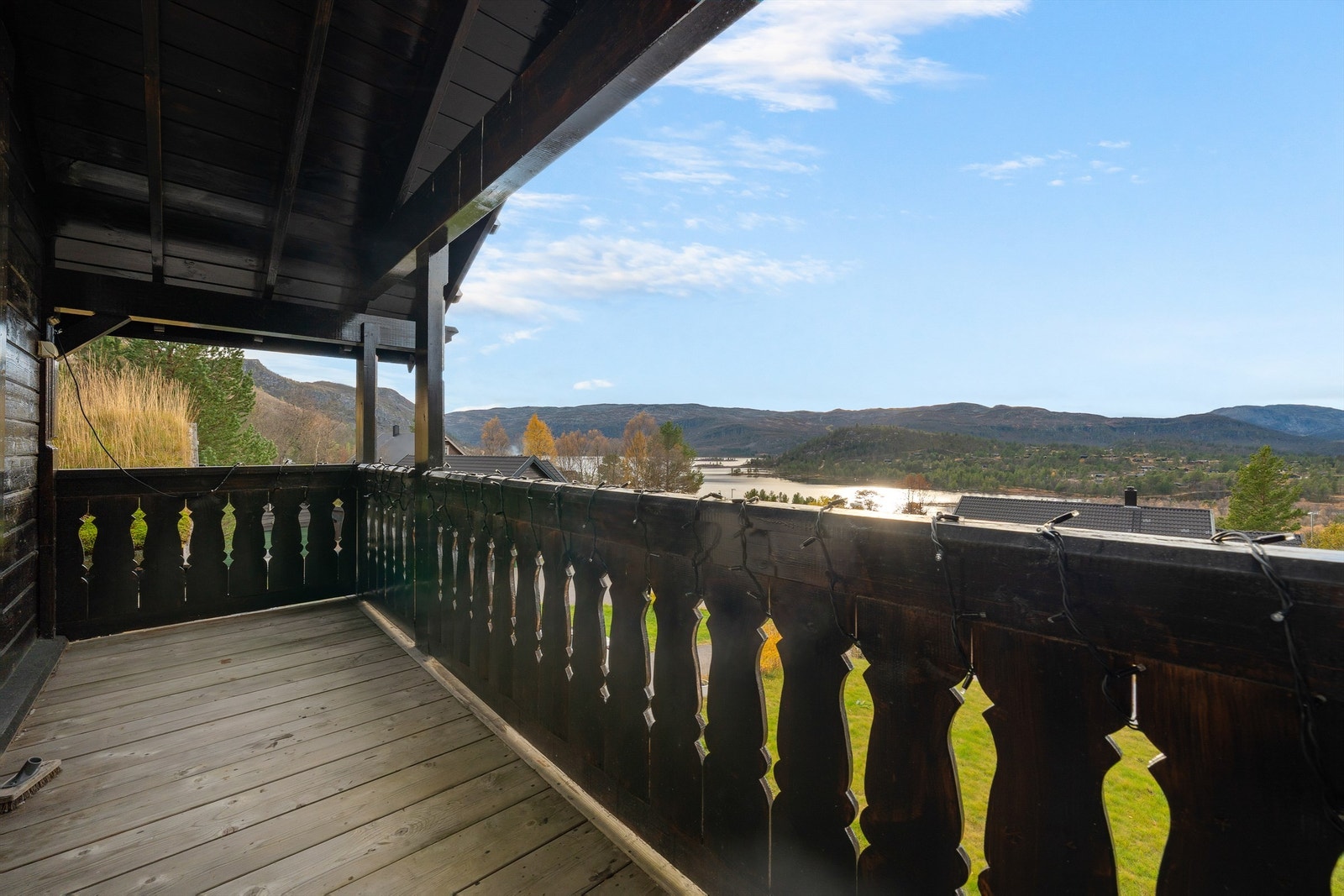 Utsikt mot Harttevann og Enden fra balkongen i 3. etg. Galleribilde