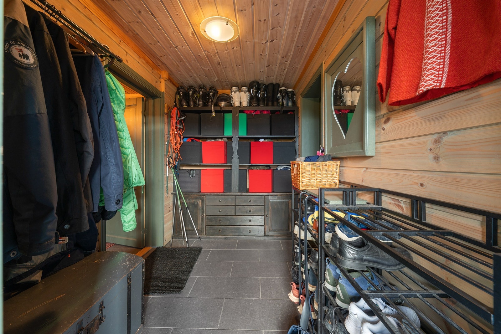 Grovgang innenfor garasjen. Galleribilde