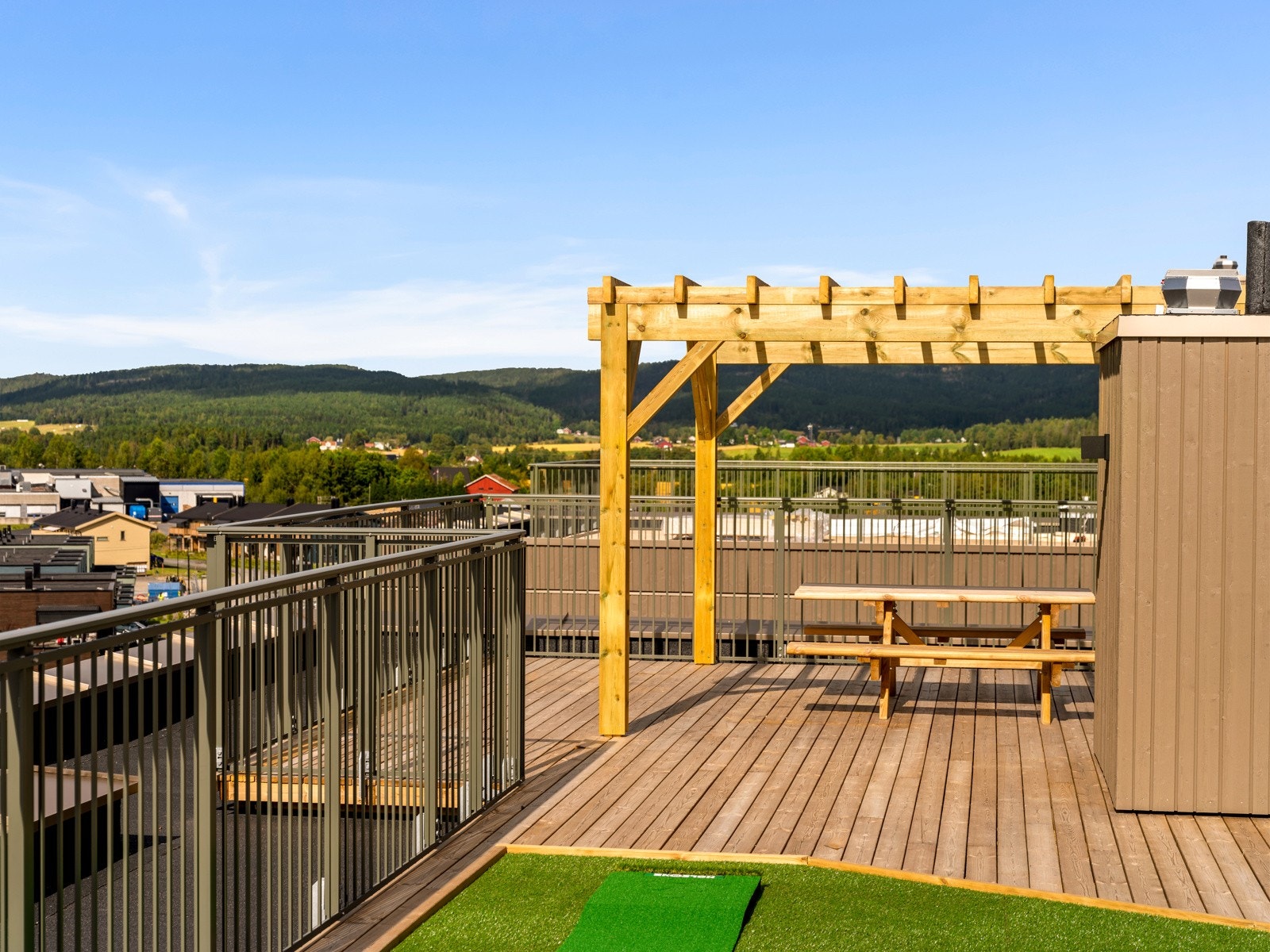 To store takterrasser til fri bruk for beboerne. Her kan sommeren virkelig nytes ! Galleribilde