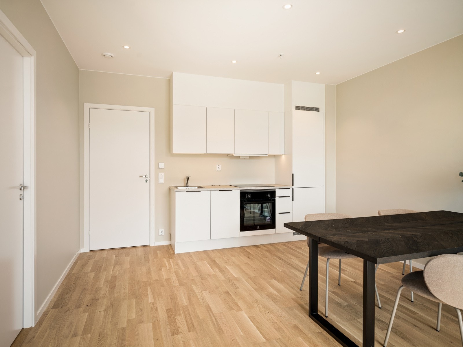 Bilder fra gjesteleiligheten, denne kan leies for kr. 200/døgn til venner og familie som kommer på besøk. Komplett utstyrt 2r leilighet. Galleribilde