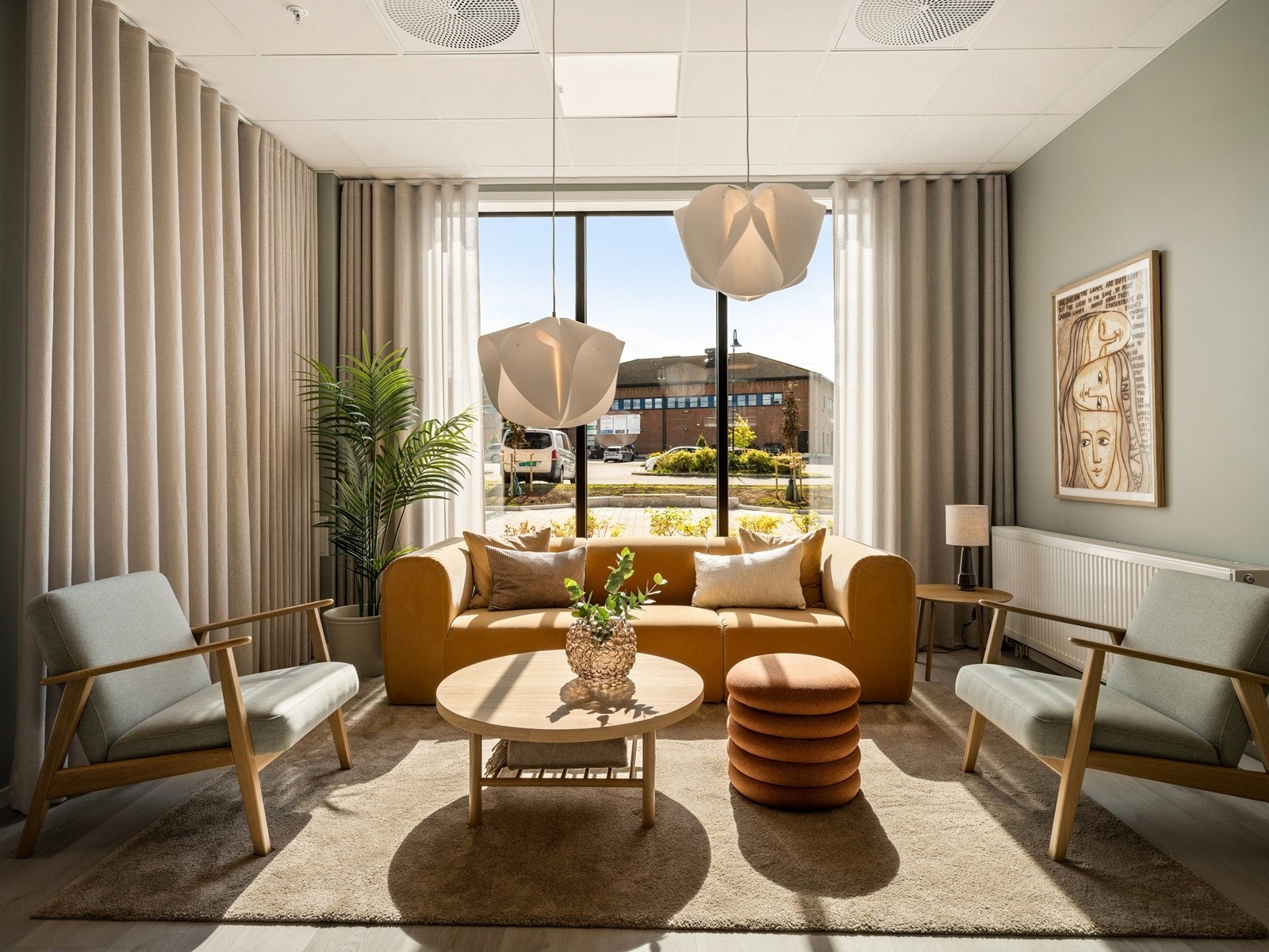 Fellesstuen er sameiets sosiale møteplass, kan også reserveres til private selskap. Komplett utstyrt med kjøkken. Galleribilde