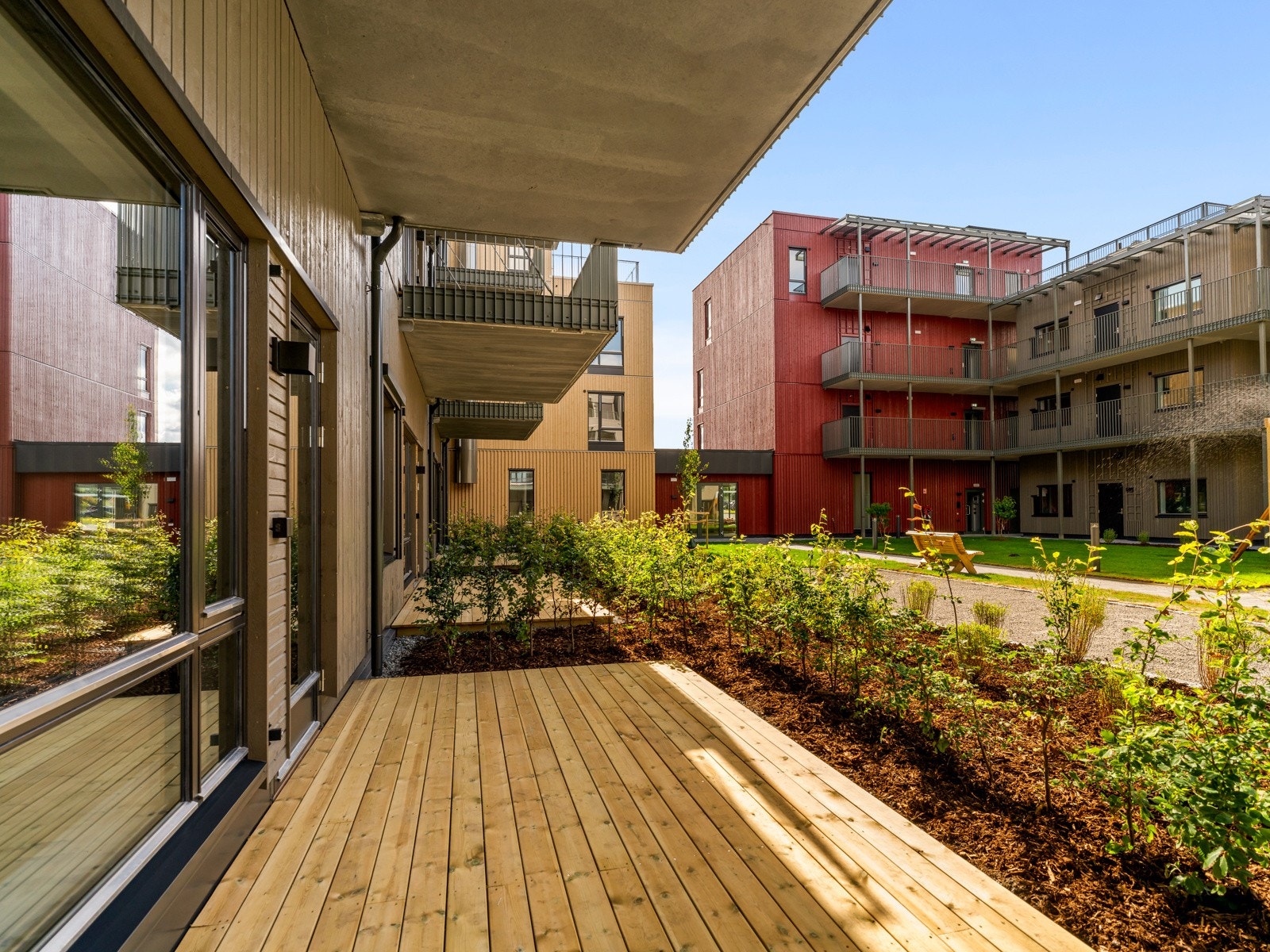 Romslig, vestvendt terrasse med plass til møblement og grill. Galleribilde