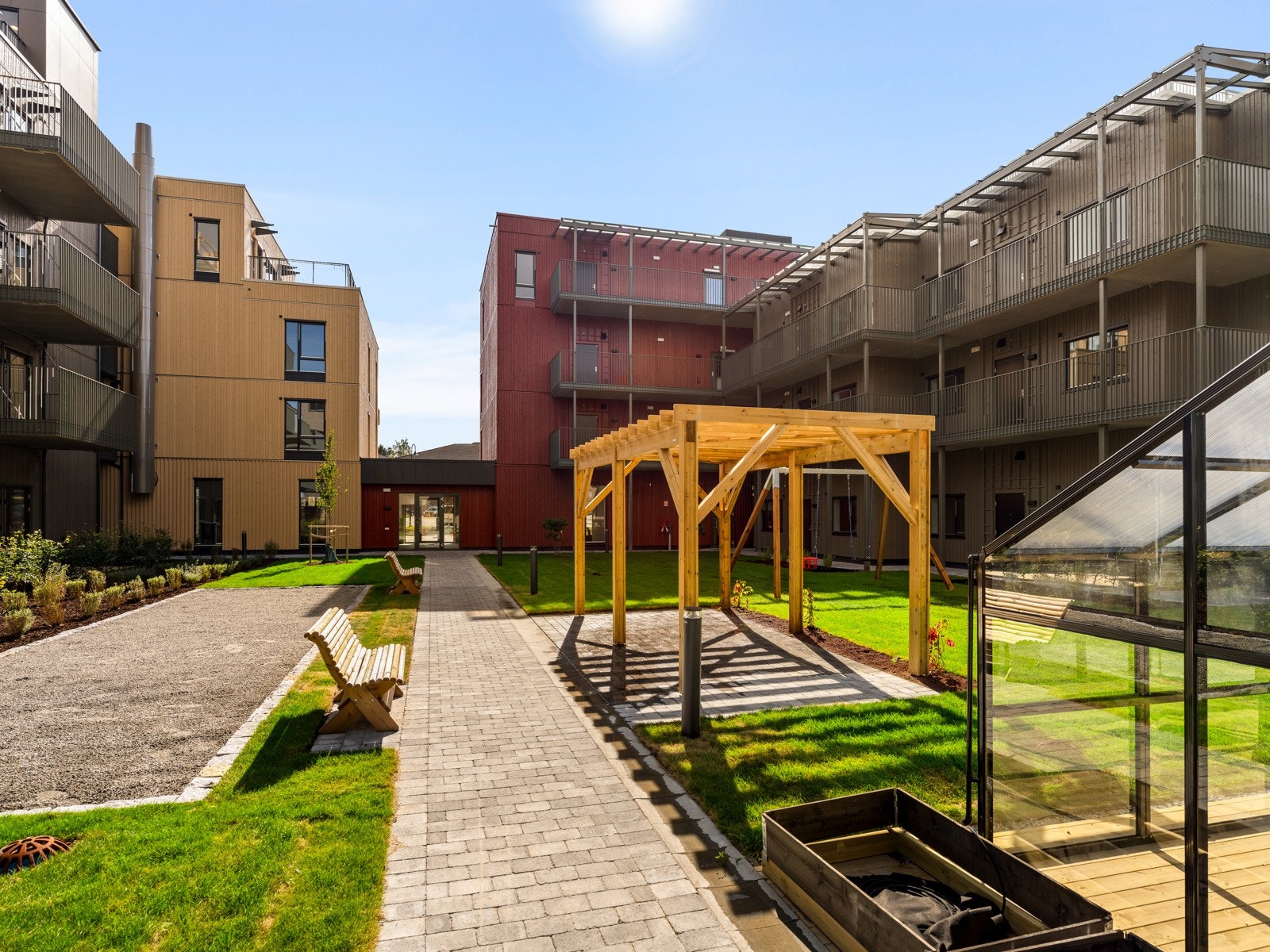 Pent opparbeidet gårdstun. Galleribilde