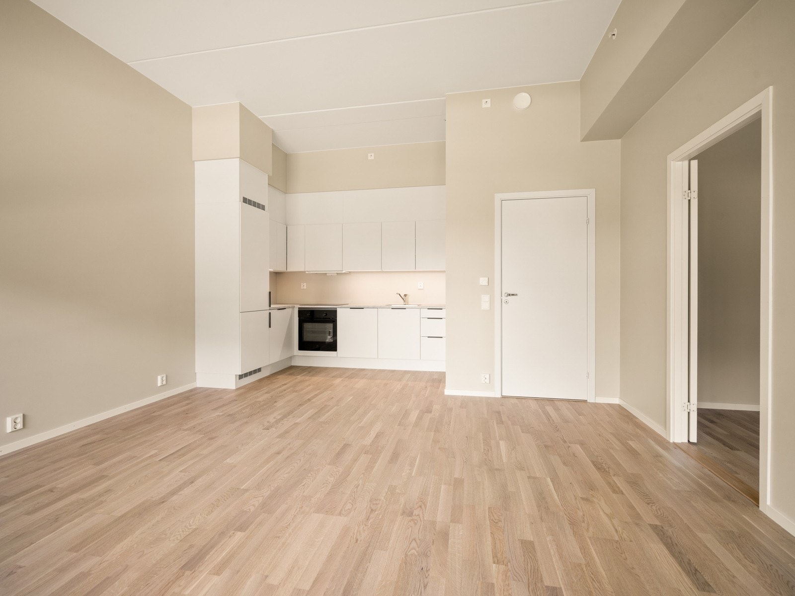 Merk at det er ekstra takhøyde på leilighetene i 1. etasje, som bidrar til følelsen av bra volum på rommene. Galleribilde