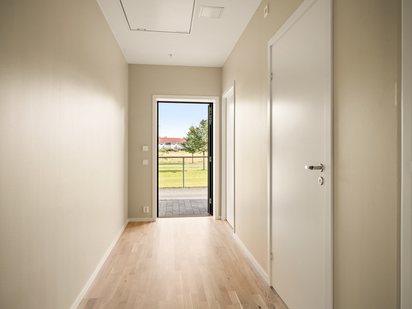 Velkommen inn! Merk at det er mulighet for et lite cafebord ved inngangspartiet, der kan morgenkaffen nytes. Galleribilde