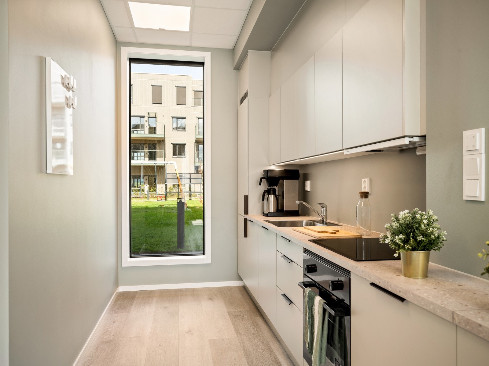 Fellesstuen er sameiets sosiale møteplass, kan også reserveres til private selskap. Komplett utstyrt med kjøkken. Galleribilde