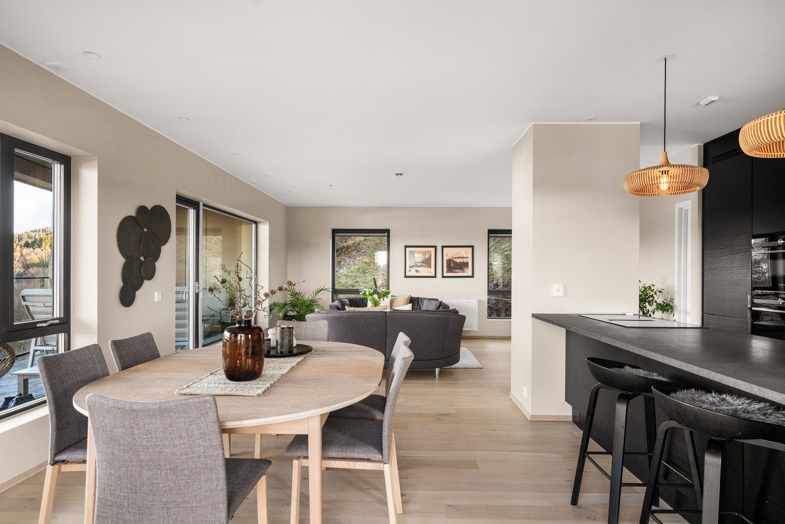 Inn mot leilighetens rålekre kjøkken er det rikelig med plass til en hyggelig spisegruppe. Galleribilde