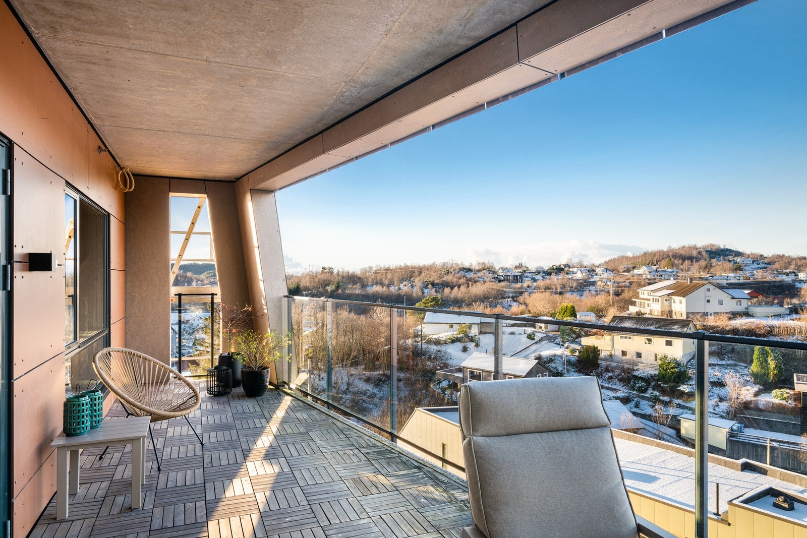 Balkongen kan enkelt møbleres med en god sofa, bord og grill. Galleribilde