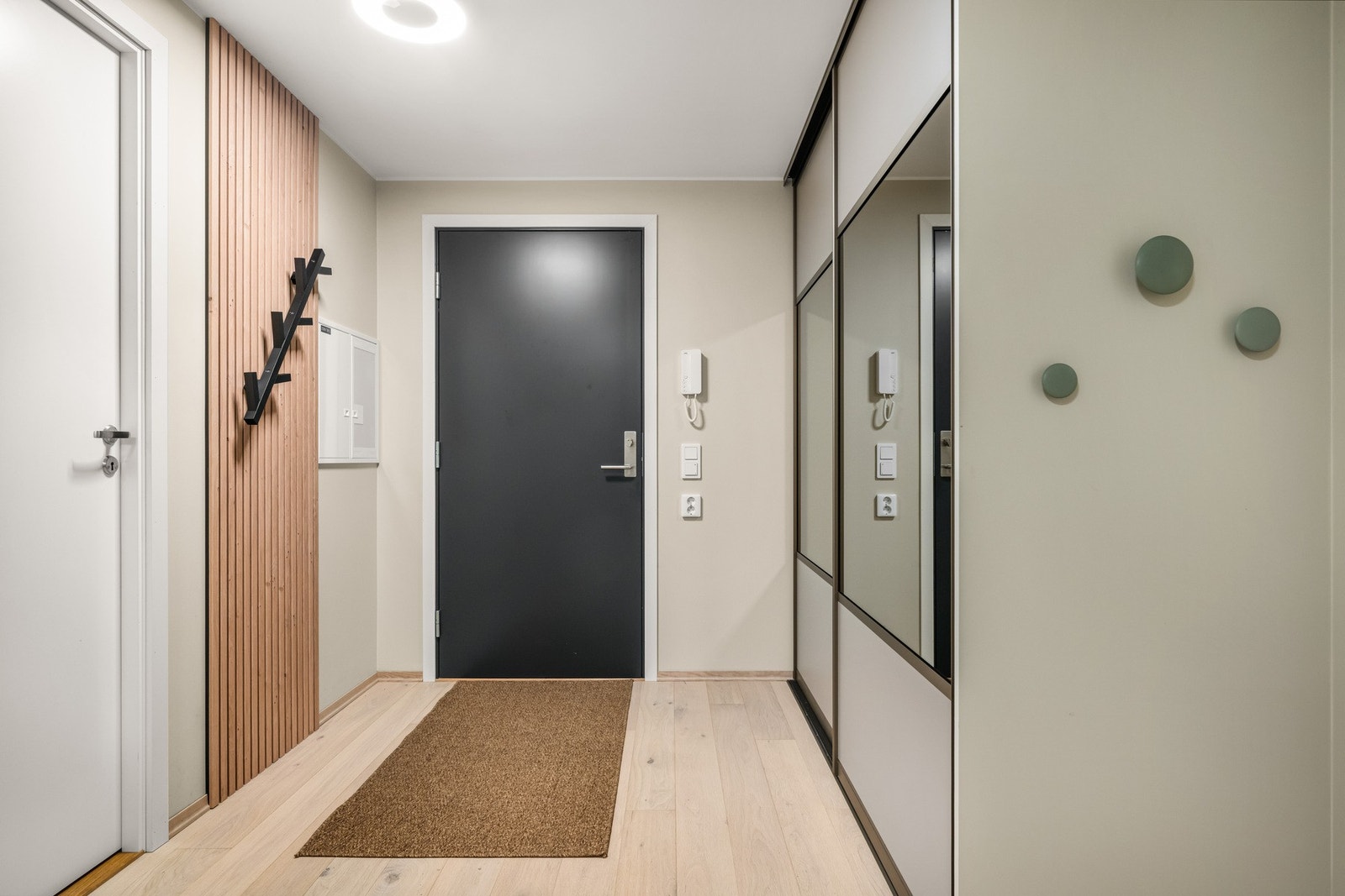 Velkommen inn! Det første som møter deg er en stor og romslig gang på 13,1 kvm. Galleribilde