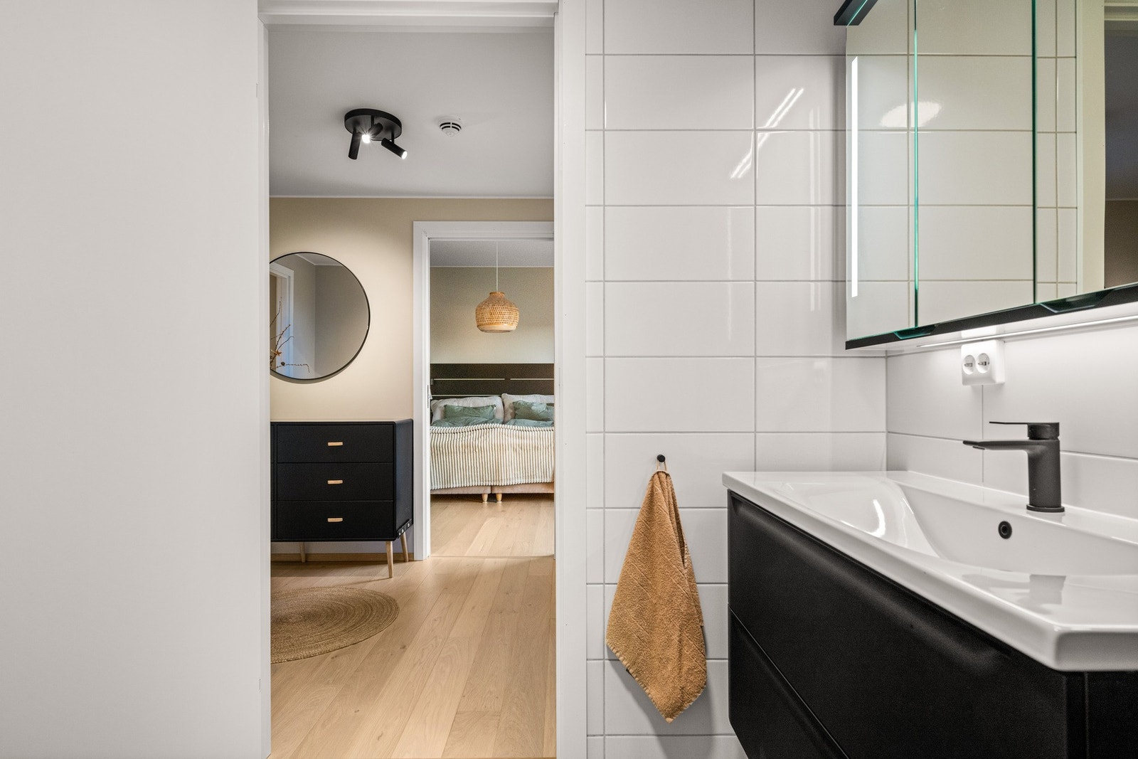 Badet er helfliset og måler 4 kvm. Galleribilde