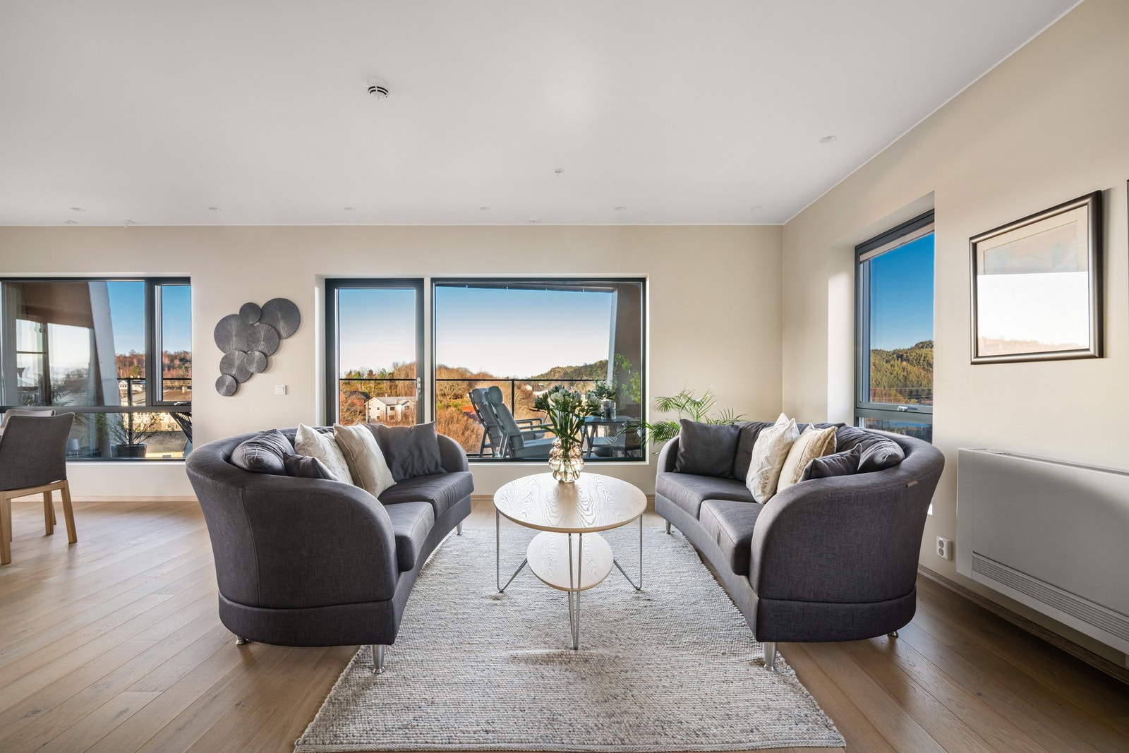 I enden av gangen kommer vi til hjertet av leiligheten - den åpne stue/kjøkkenløsningen på ca.50 kvm. Galleribilde