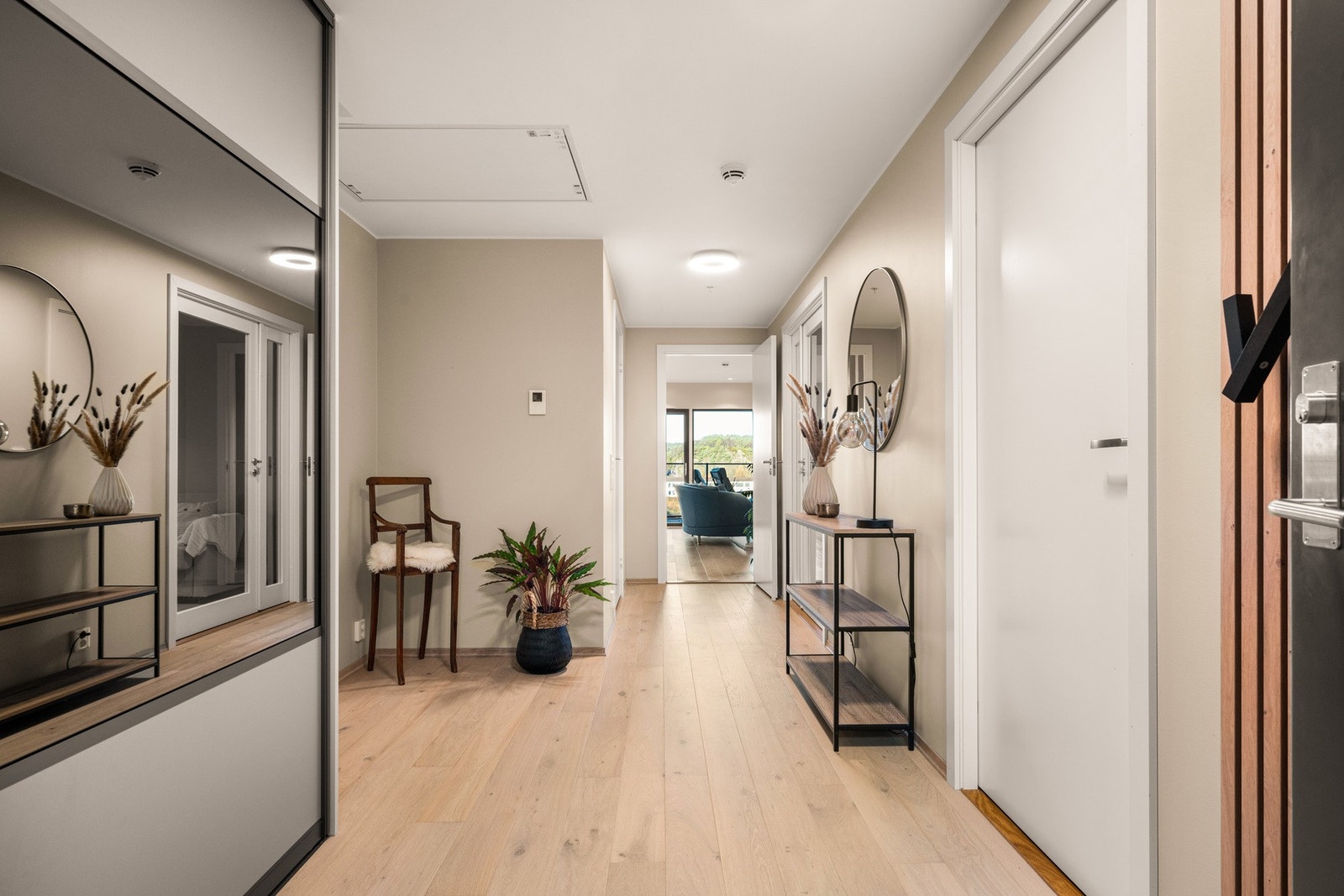 Her er det god plass til å henge fra seg yttertøy og sko i praktisk skyvedørsgarderobe. For ytterligere oppbevaringsbehov har leiligheten en tilhørende bod i kjeller på 5,1 kvm. Galleribilde