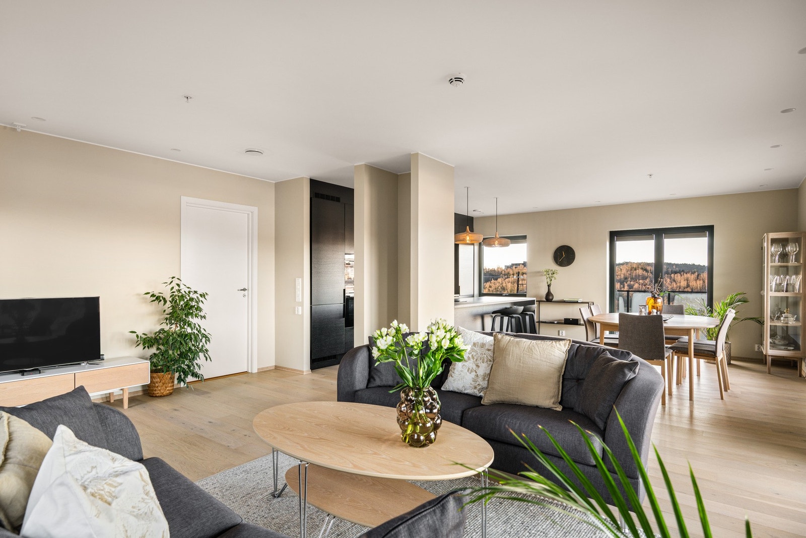 Her består overflatene av en pen en-stavs parkett på gulv, som er gjennomgående for hele leiligheten med unntak av baderom. Galleribilde