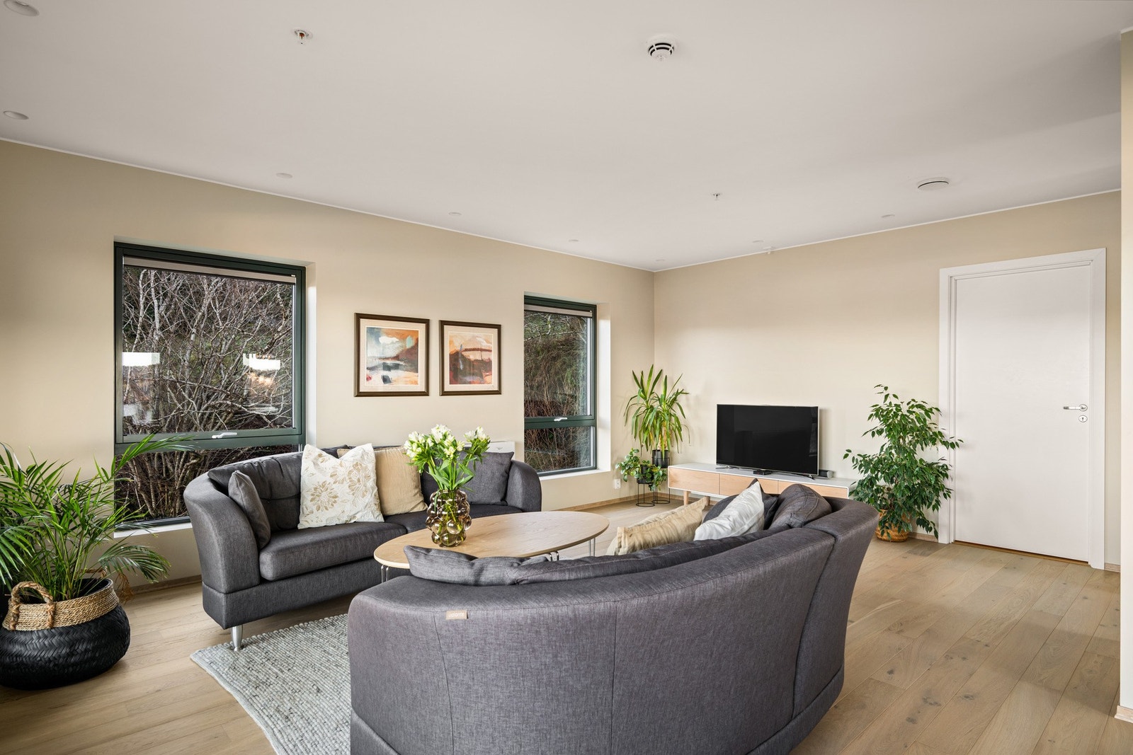 I stue-delen er det god plass til en sofagruppe, stuebord og mediemøblement. Galleribilde