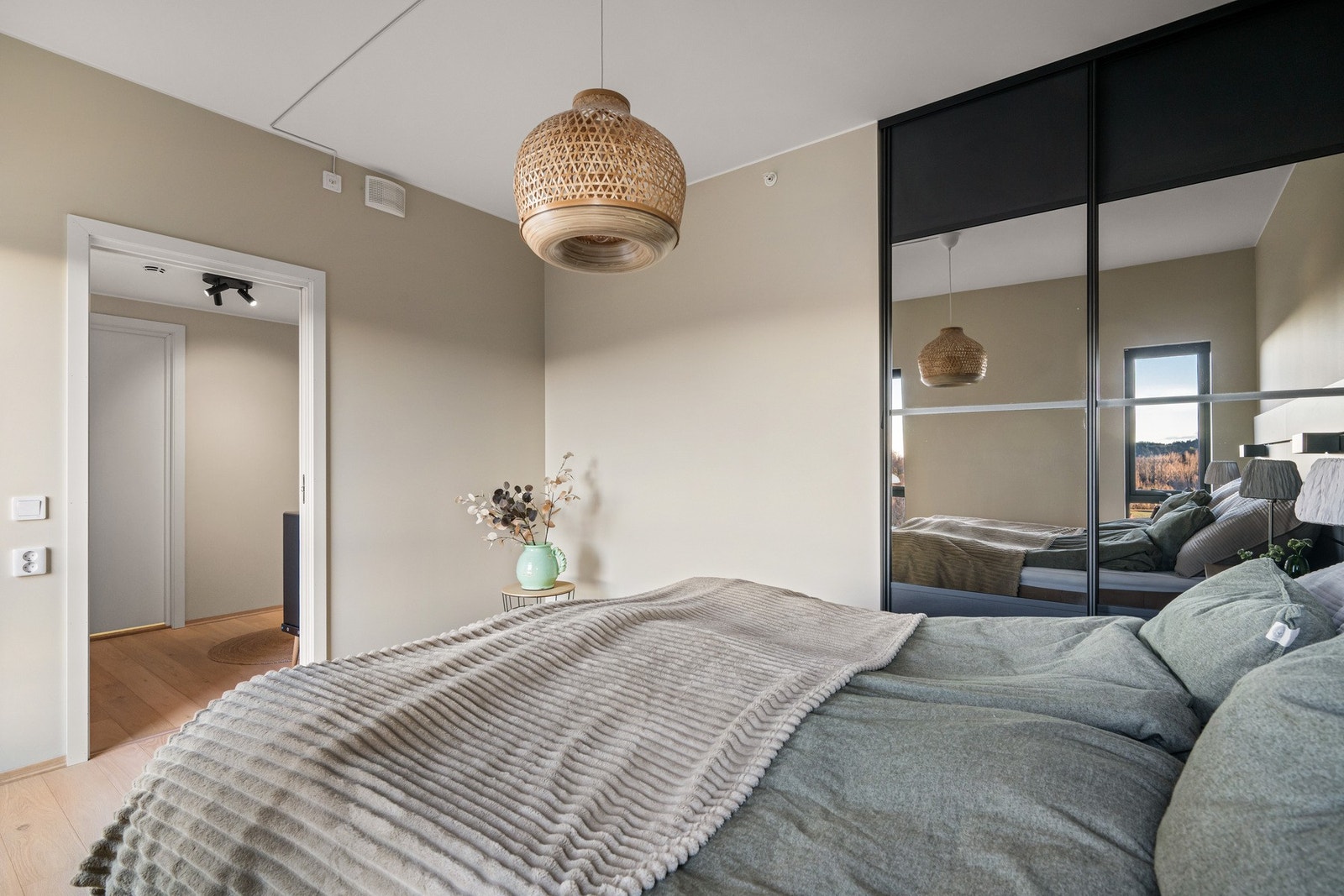 Det er god plass til dobbeltseng, nattbord og en stilfull skyvedørsgarderobe. Galleribilde